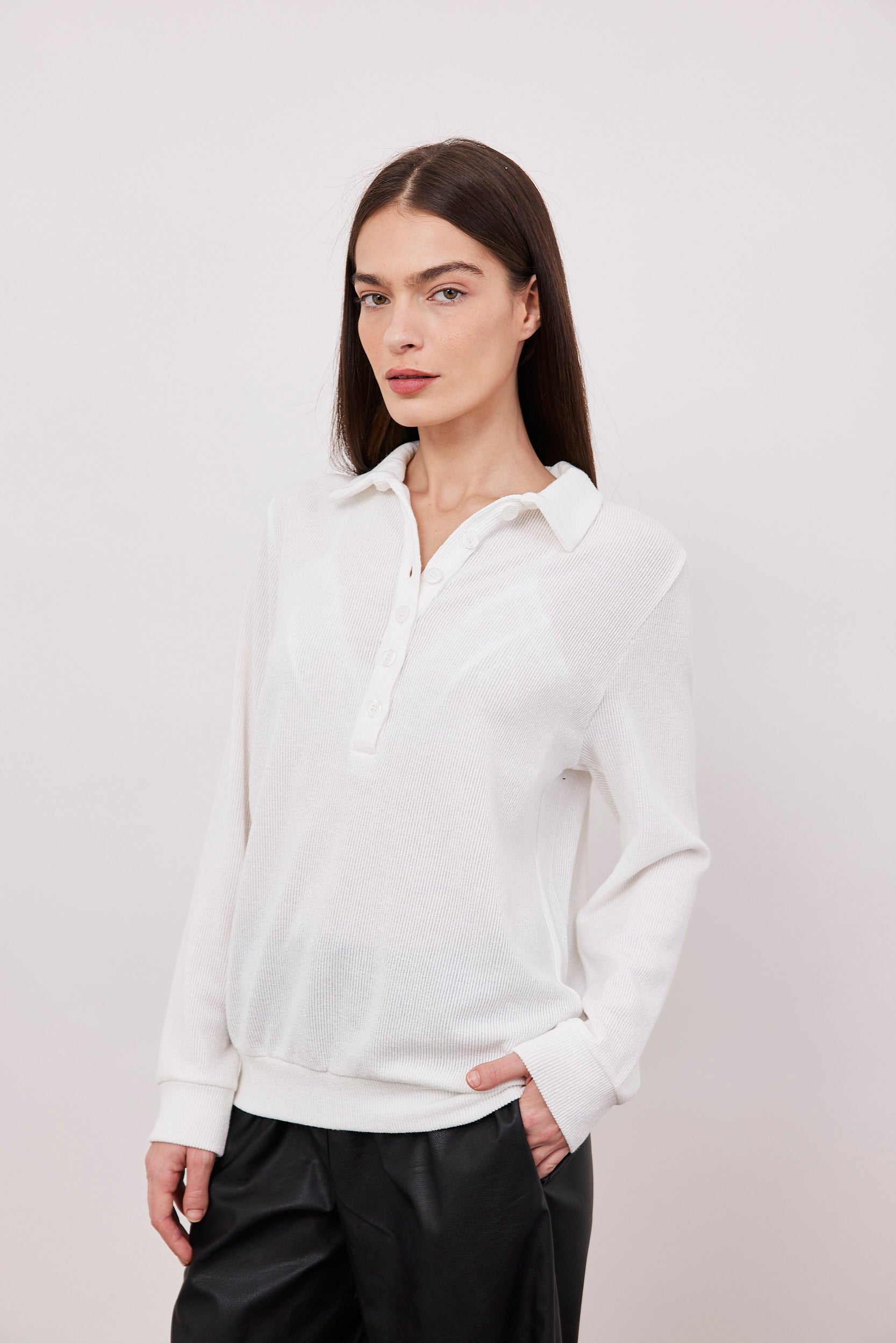 סריג פולו בשילוב כפתורים