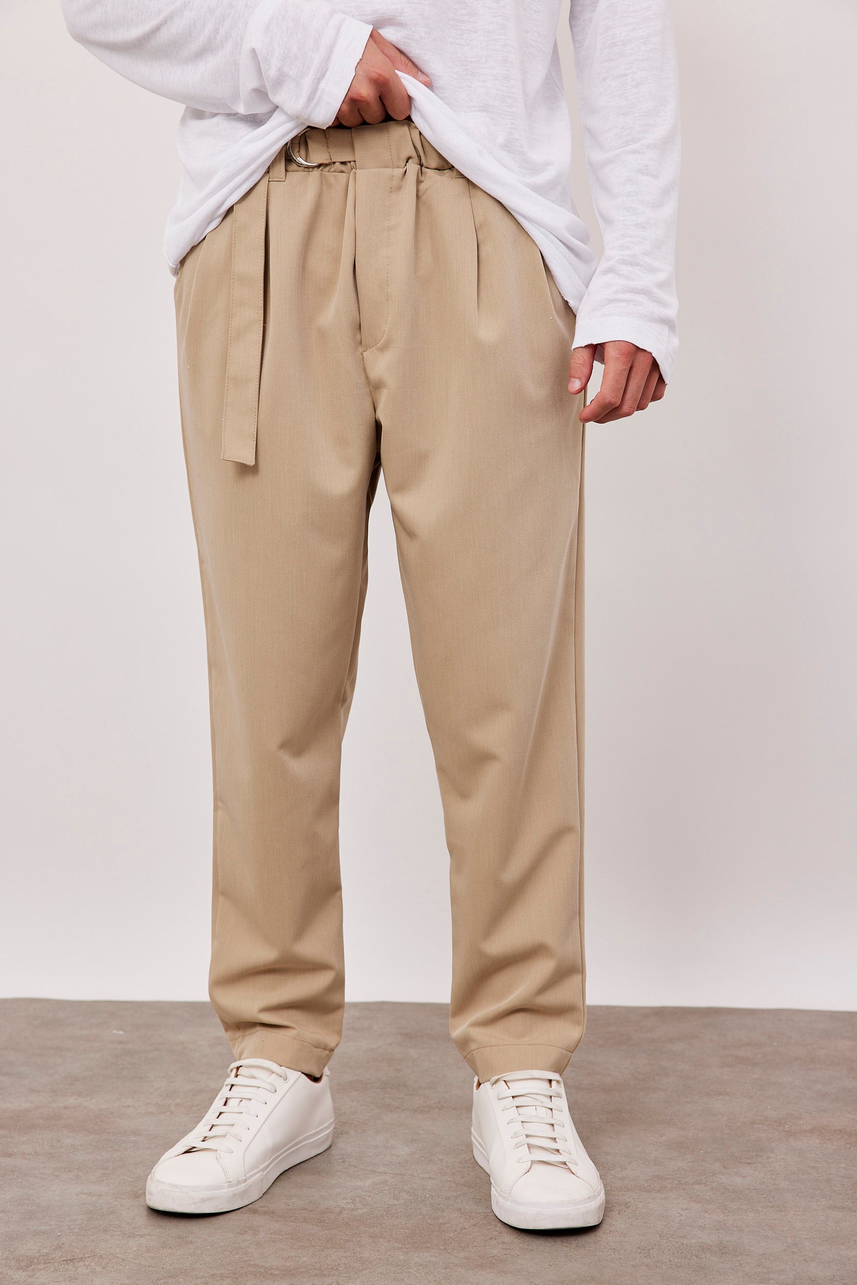 מכנסיים מחוייטים עם קפלים