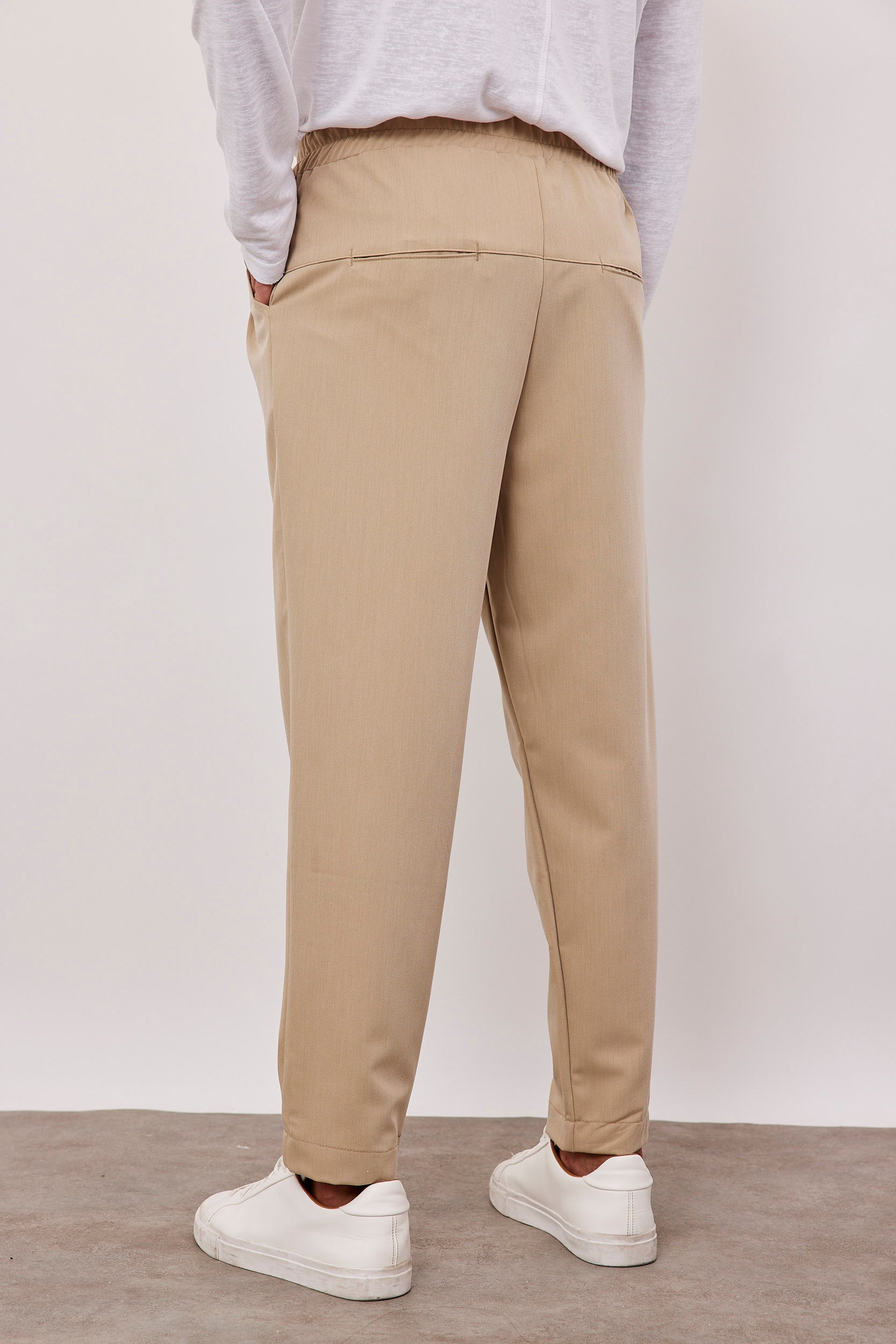 מכנסיים מחוייטים עם קפלים