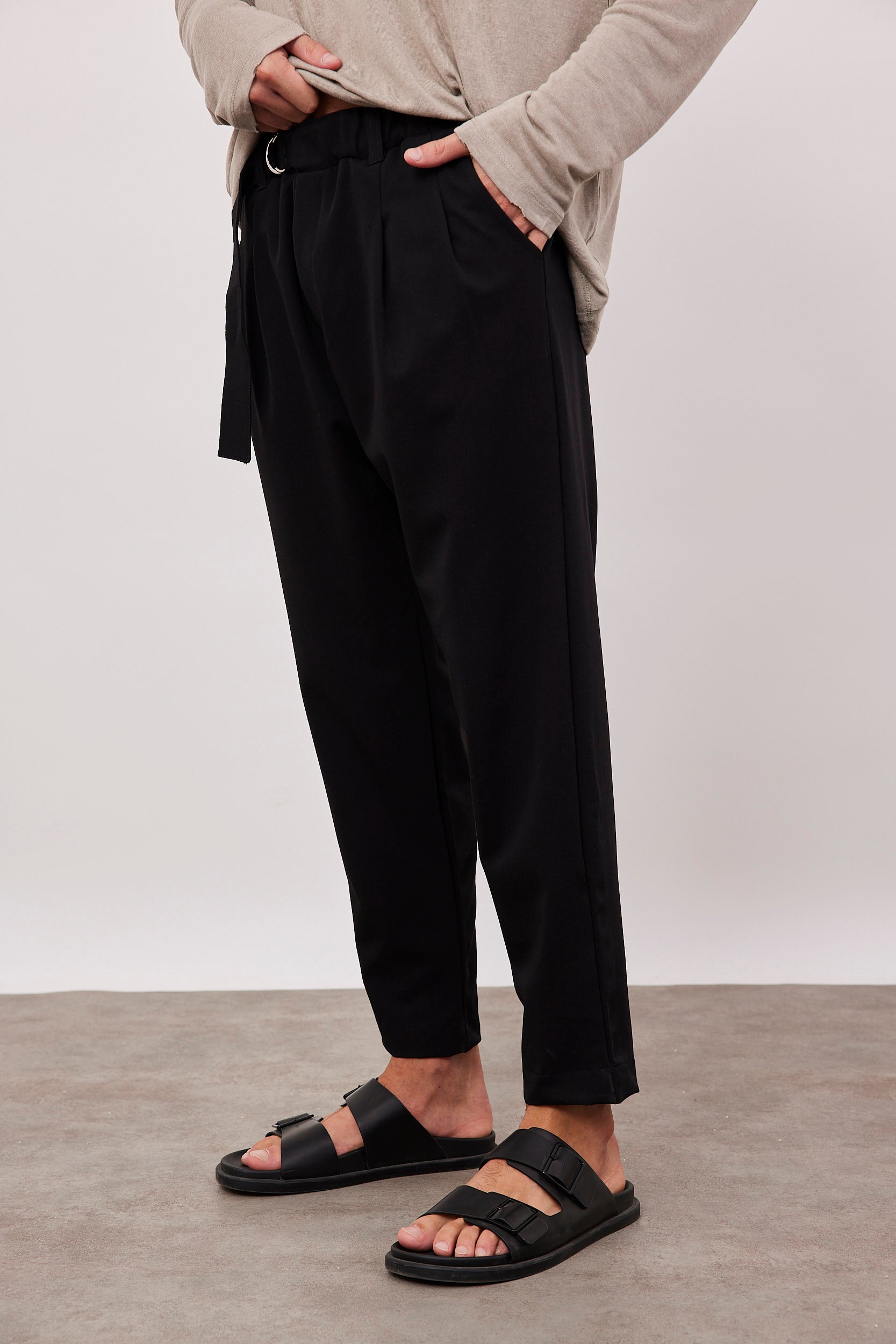 מכנסיים מחוייטים עם קפלים