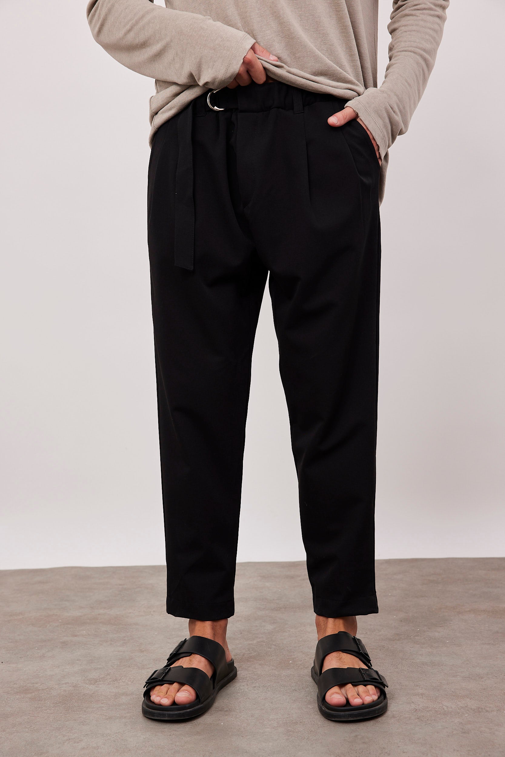 מכנסיים מחוייטים עם קפלים