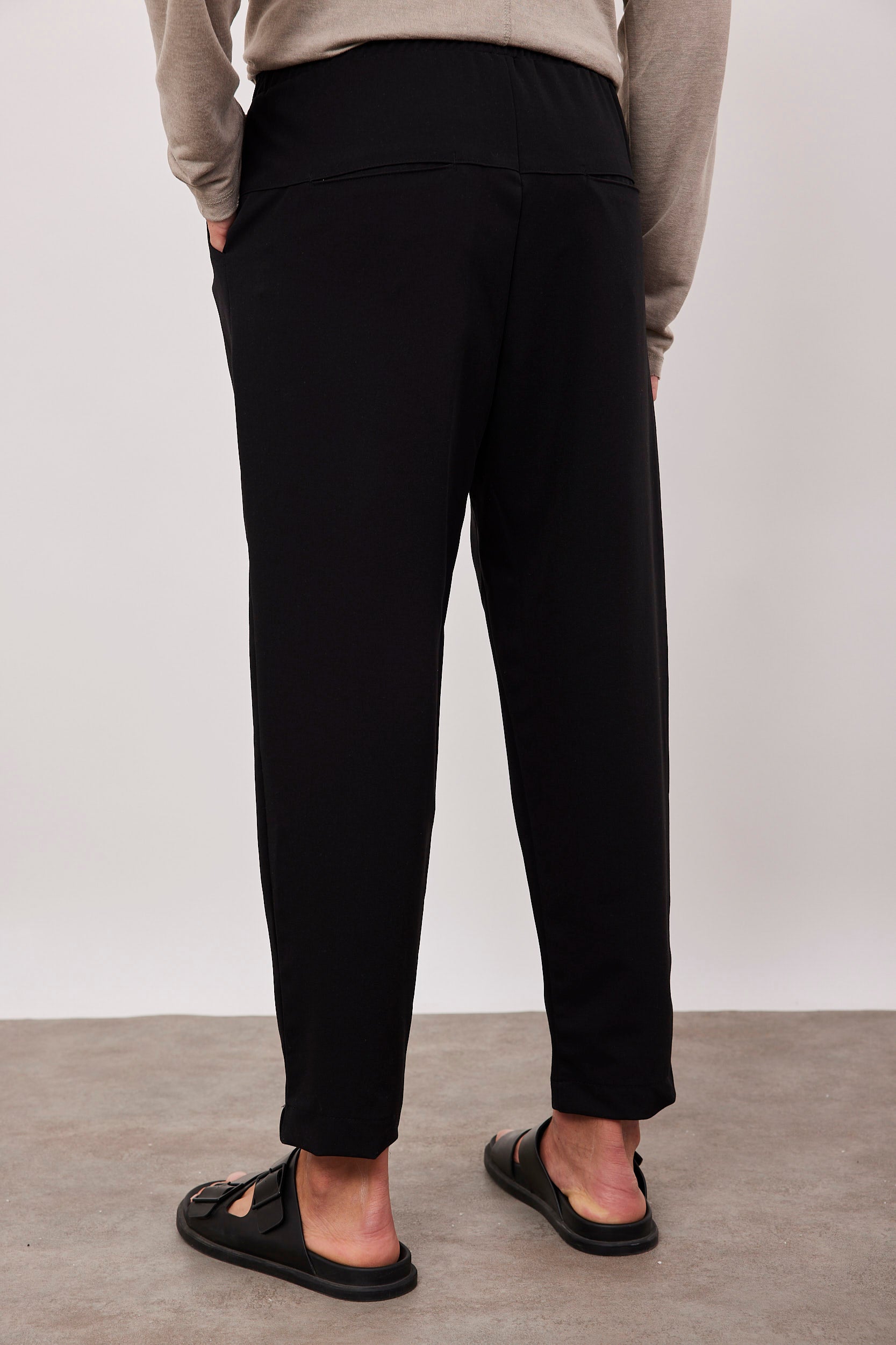 מכנסיים מחוייטים עם קפלים