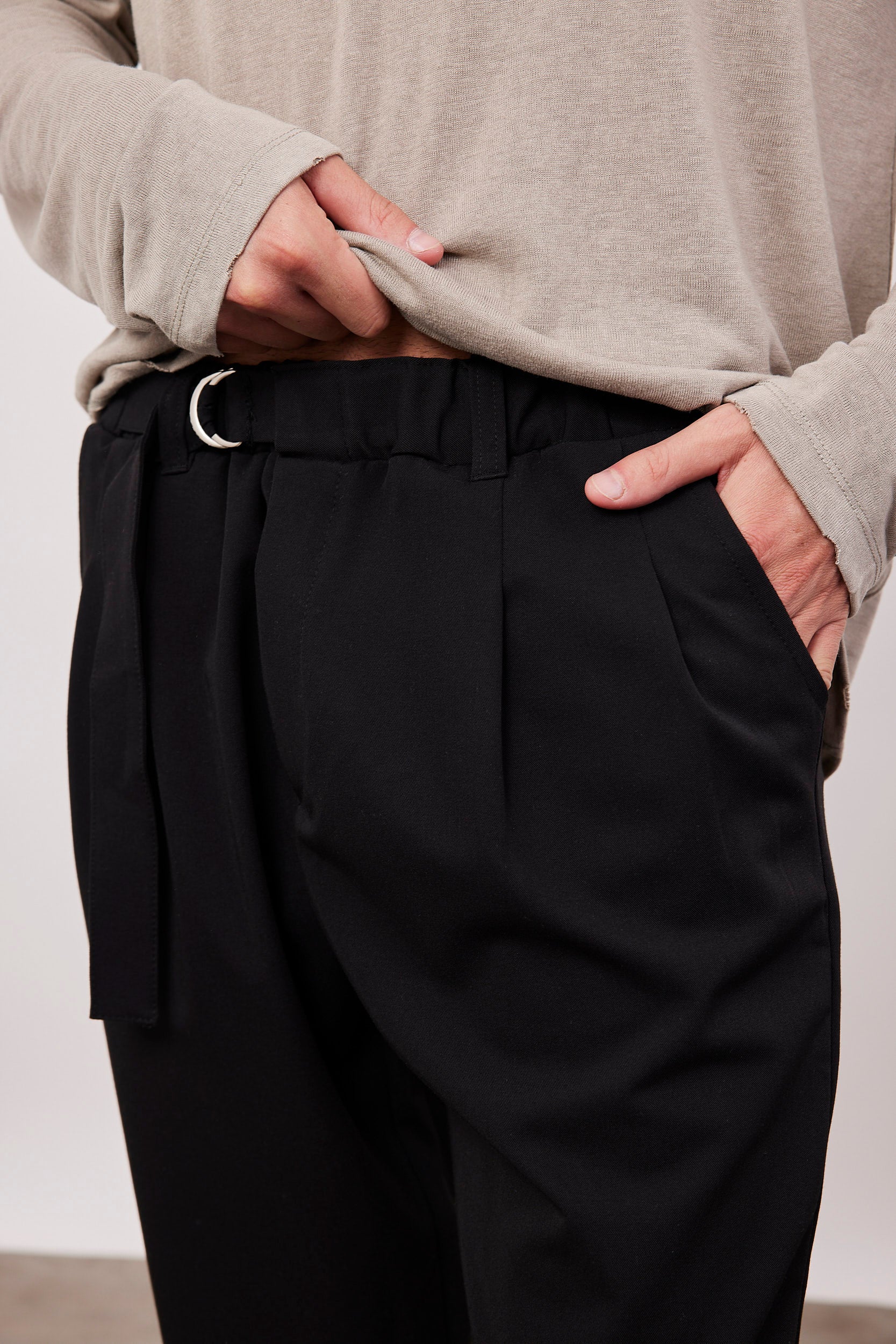 מכנסיים מחוייטים עם קפלים