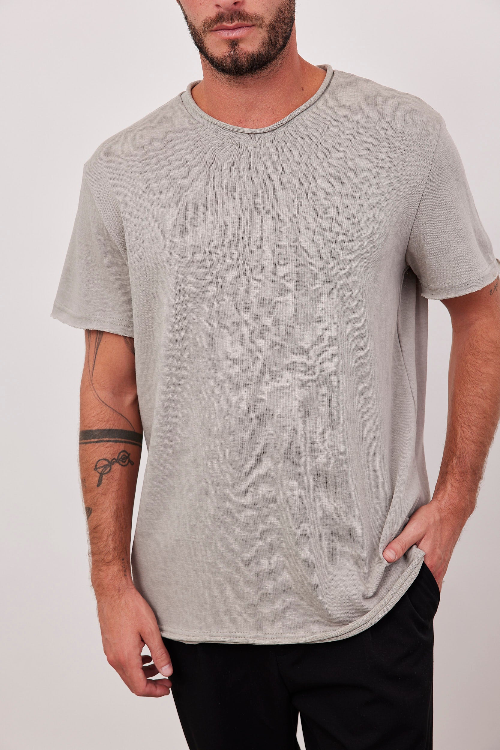 טישרט במראה פשתן בסיומת גזורה