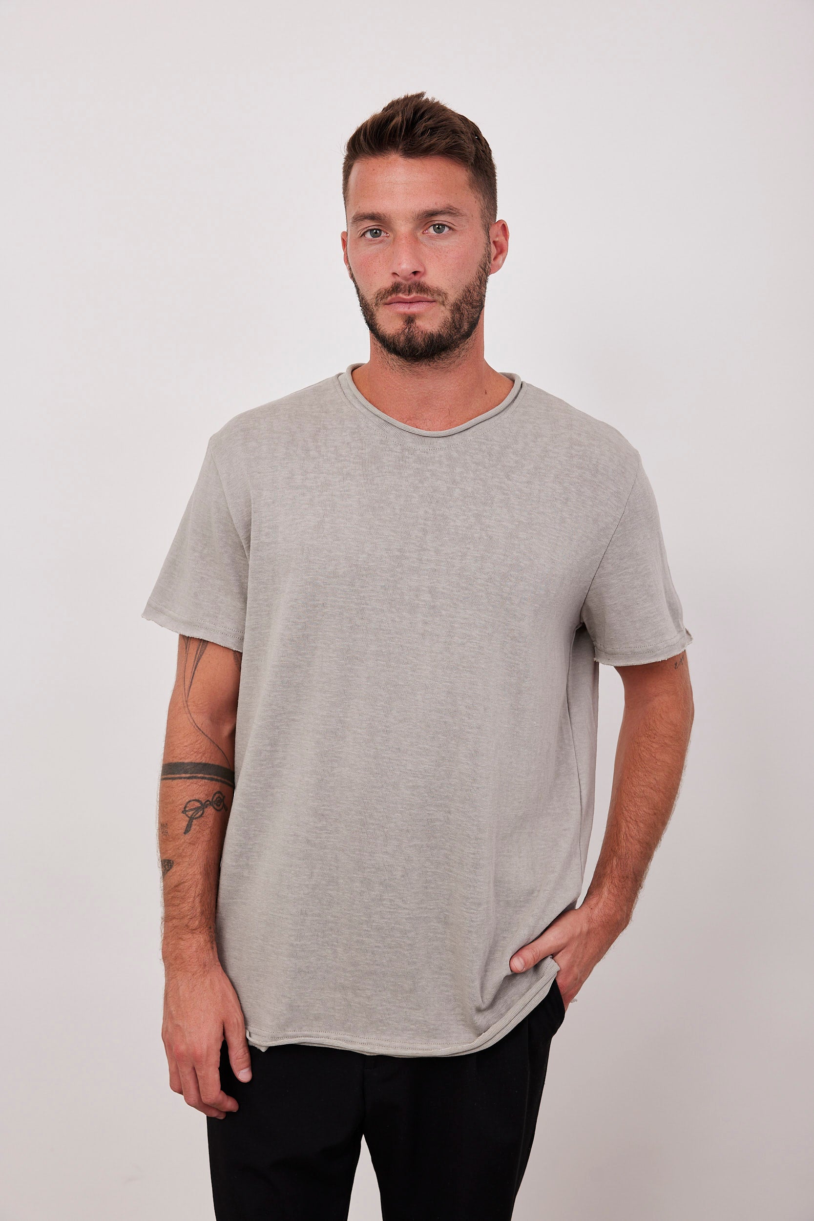 טישרט במראה פשתן בסיומת גזורה