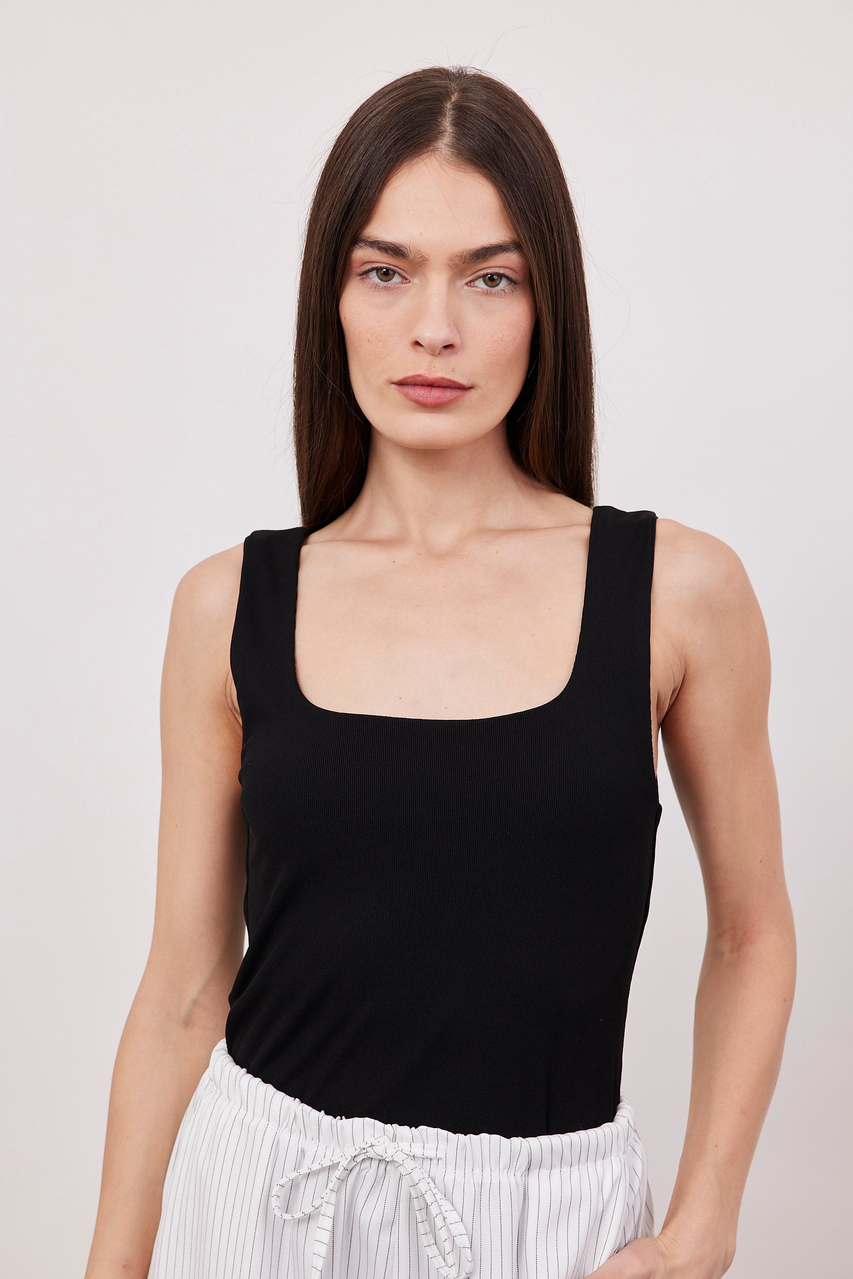 גופיה מחשוף מרובע מבד מחטב