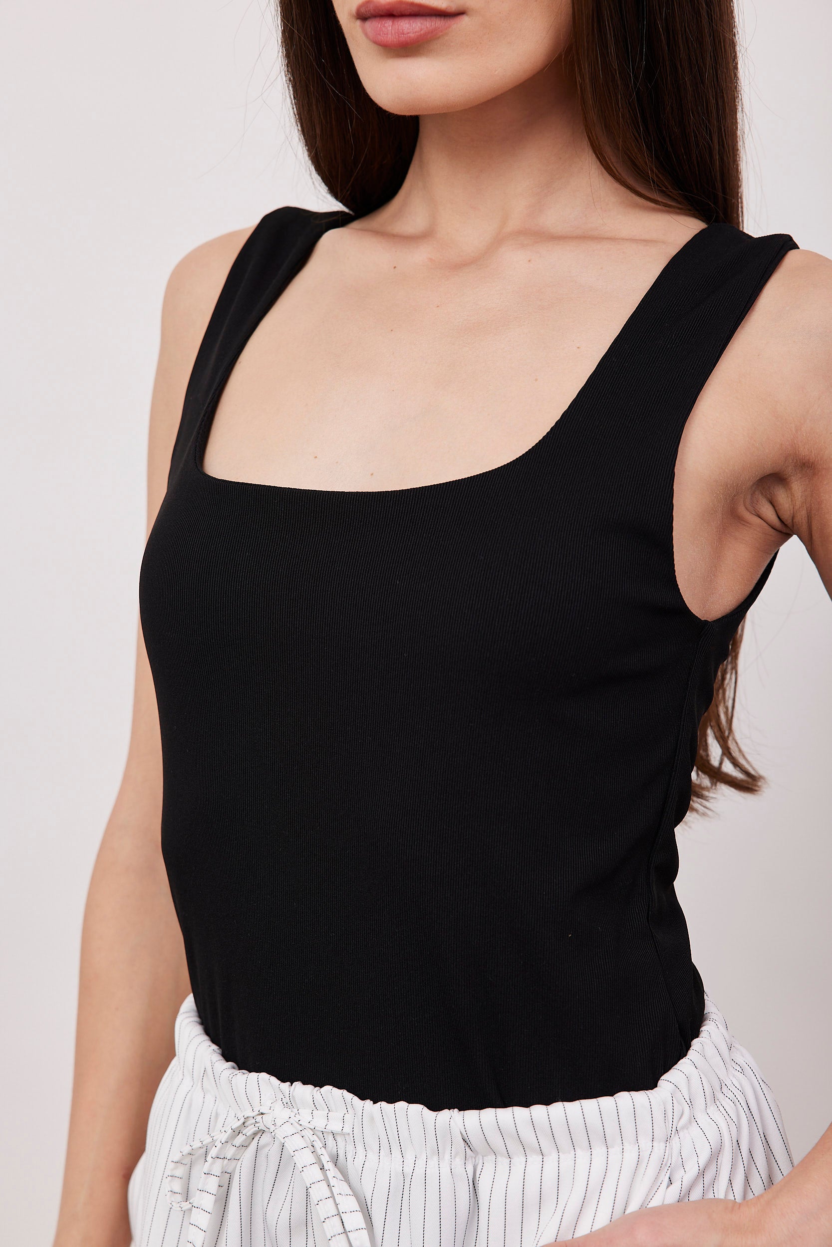 גופיה מחשוף מרובע מבד מחטב