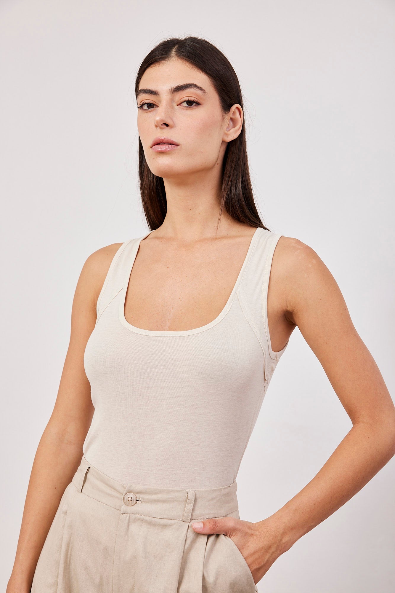 גופיה מבד רך עם מחשוף מרובע - ITAY BRANDS