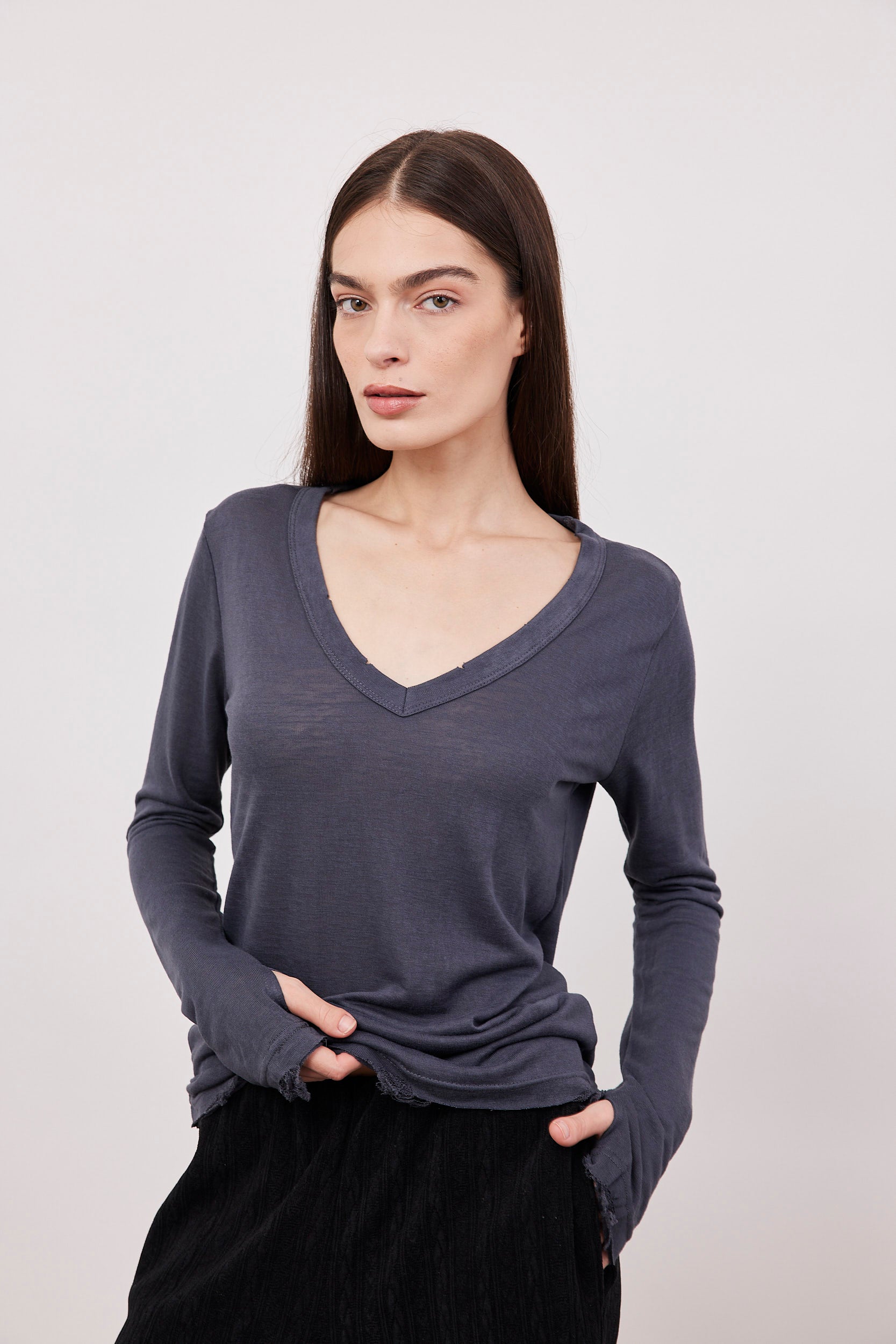 חולצת וי ארוכה בסיומת פרומה עם שרוול כפפה