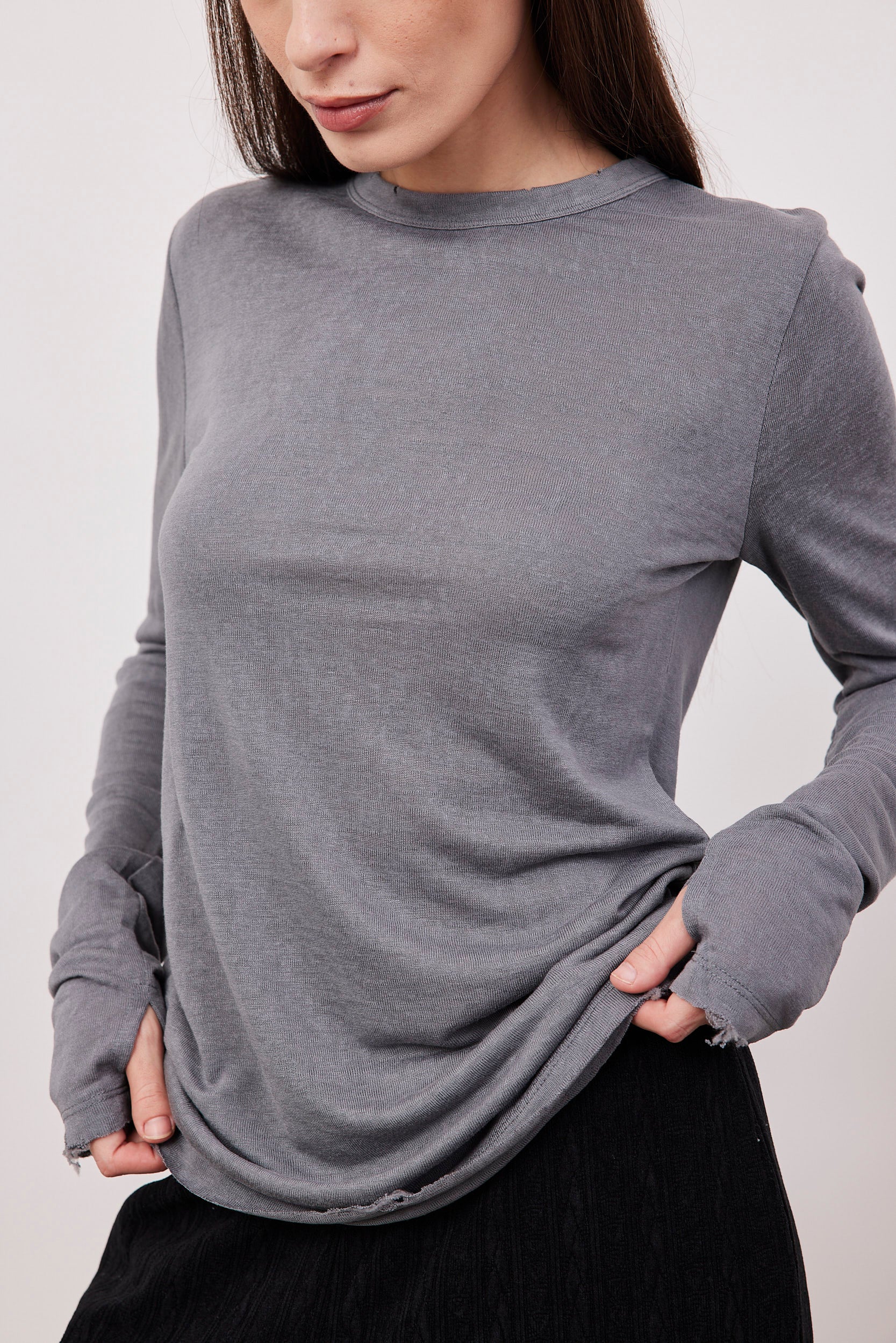 חולצה ארוכה בסיומת פרומה עם שרוול כפפה