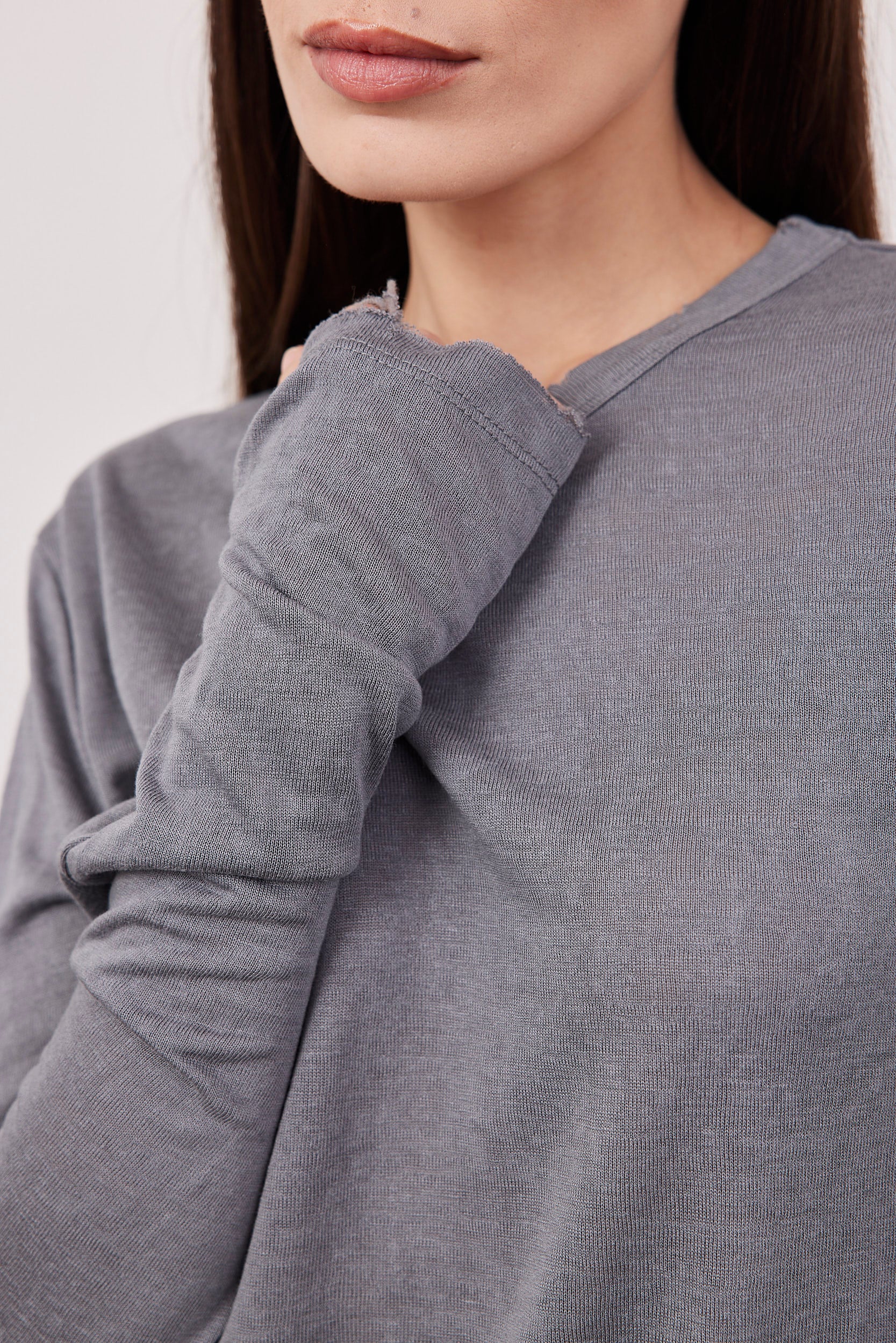 חולצה ארוכה בסיומת פרומה עם שרוול כפפה