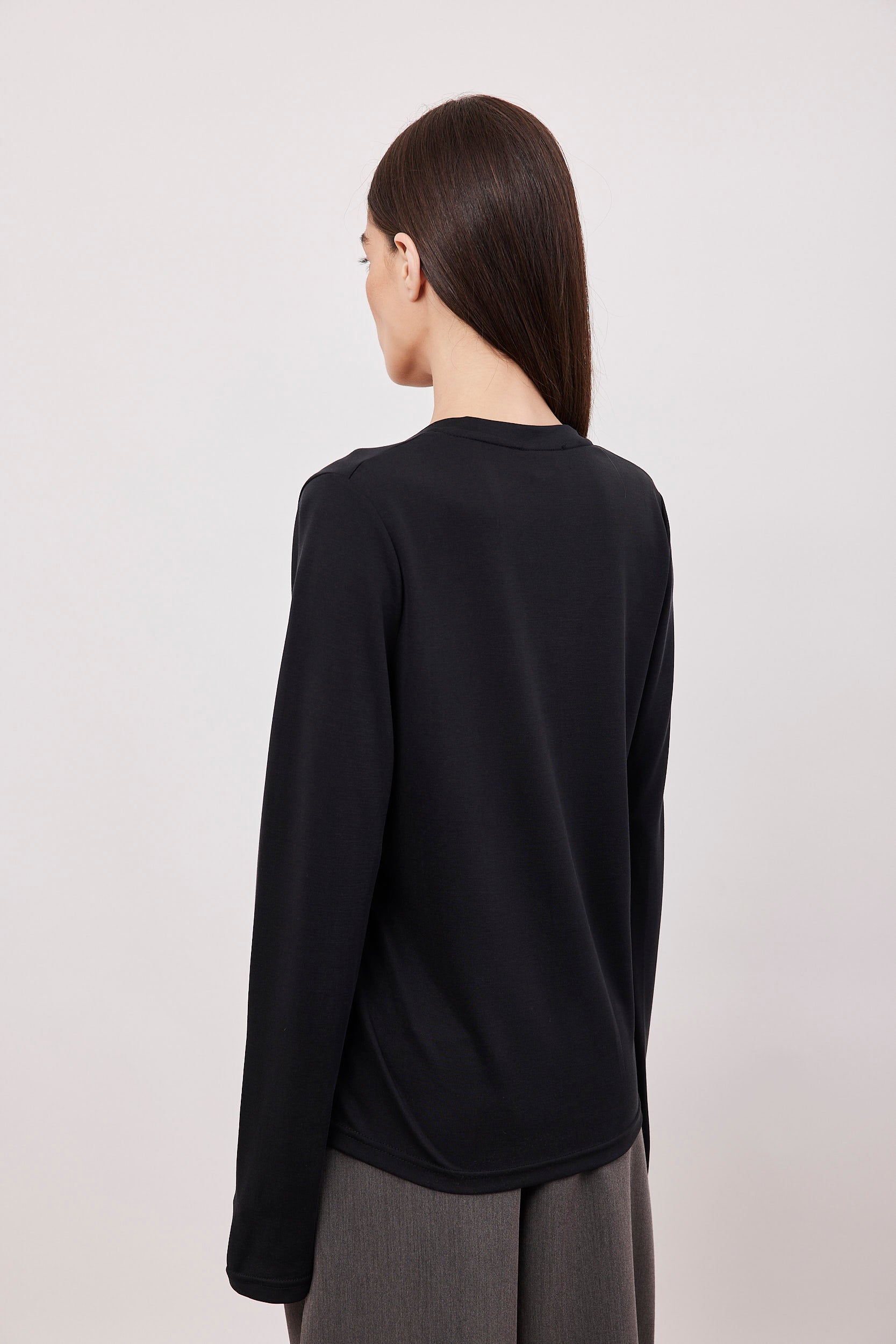 חולצת וי ארוכה בסיומת פרומה עם שרוול כפפה