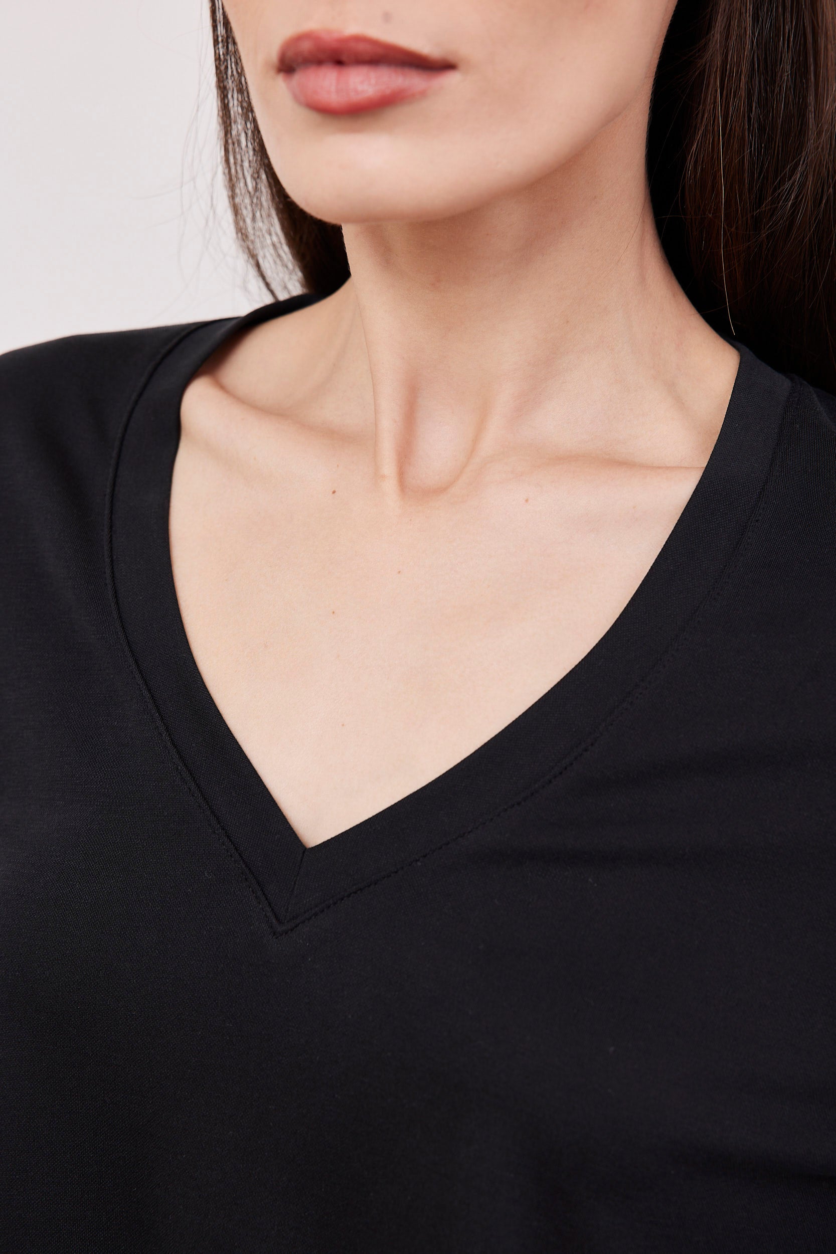 חולצת וי בד מודל