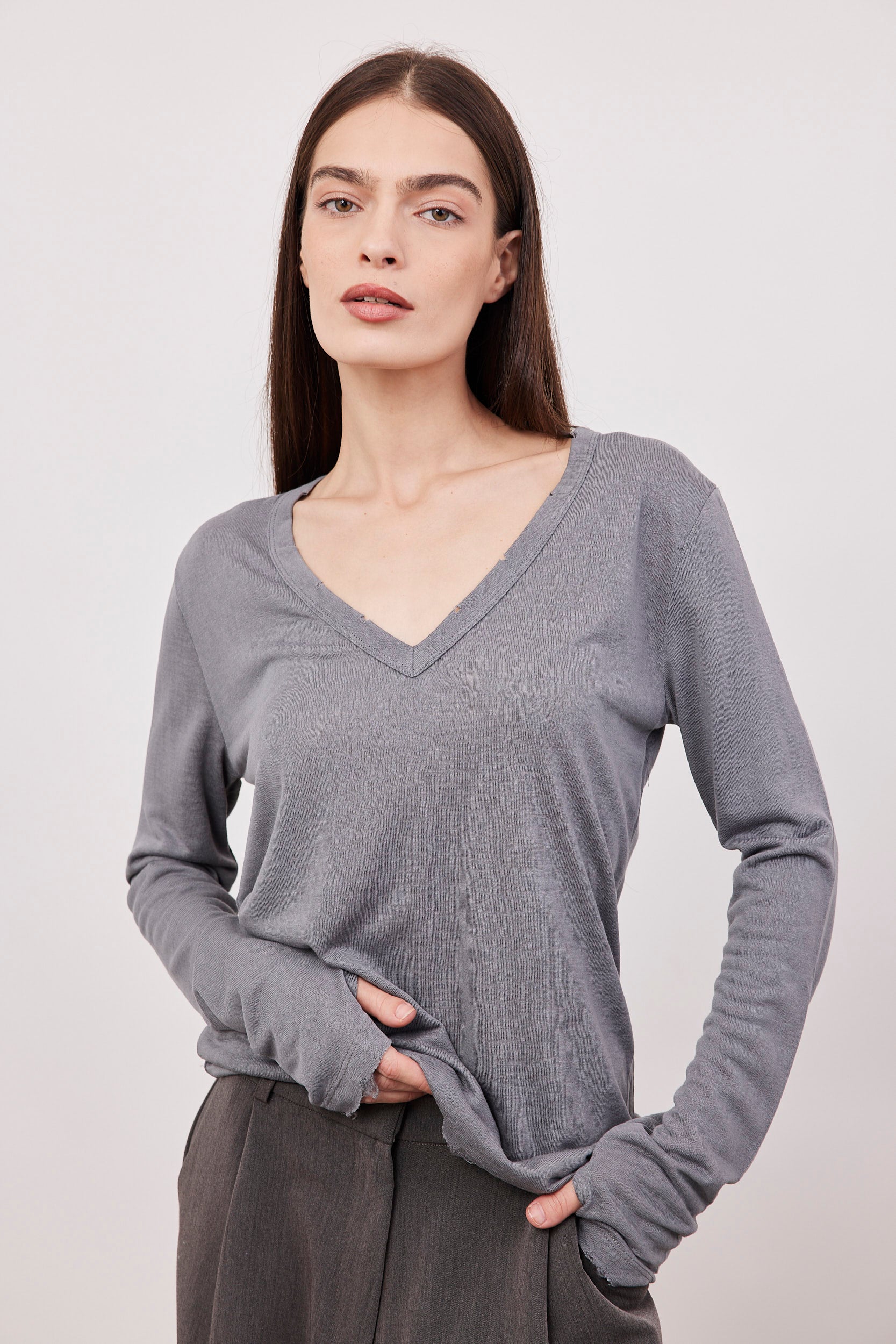 חולצת וי ארוכה בסיומת פרומה עם שרוול כפפה