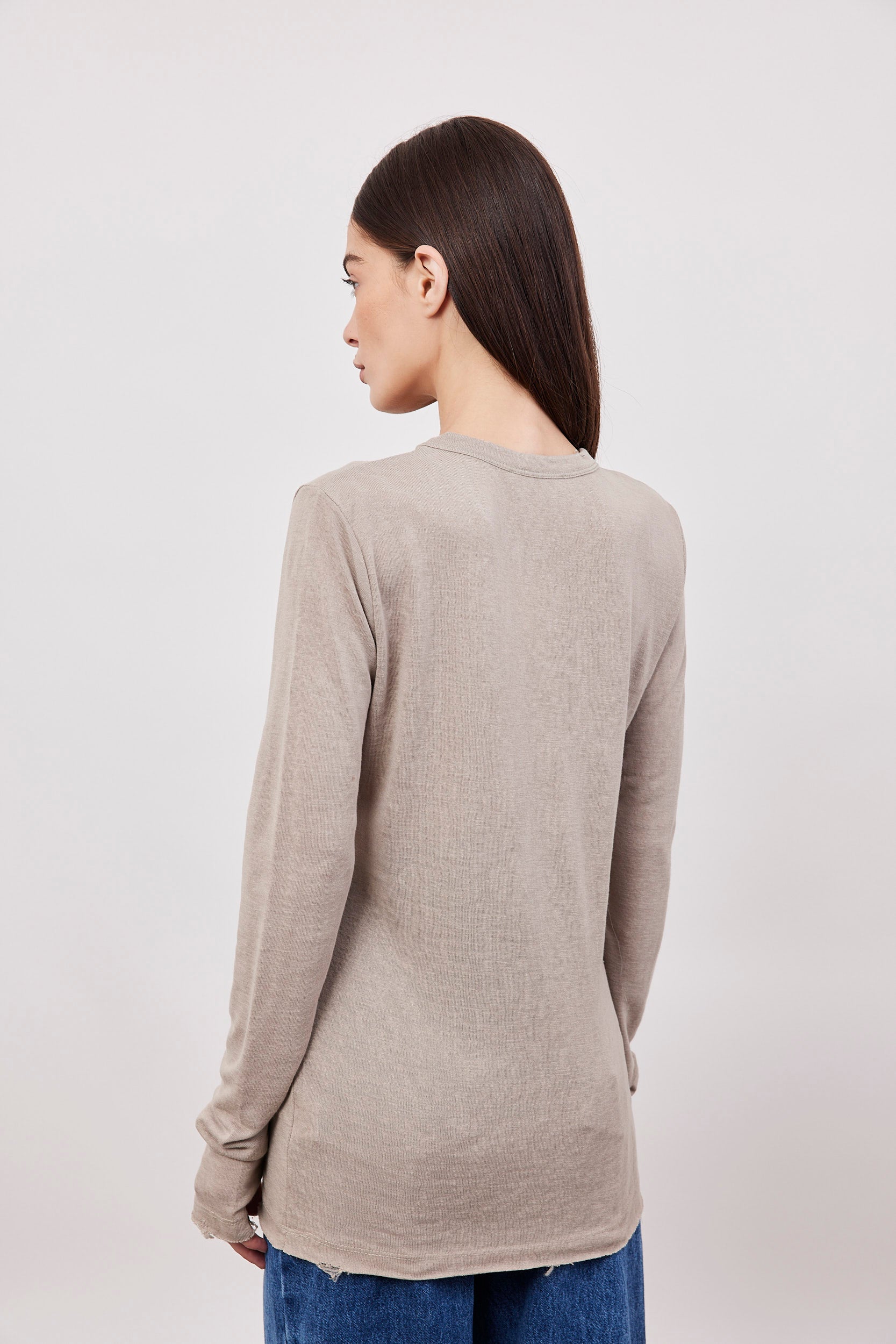 חולצה ארוכה בסיומת פרומה עם שרוול כפפה