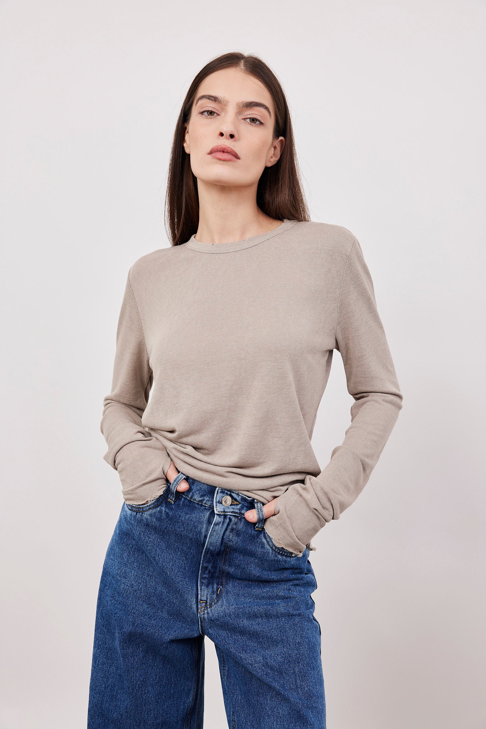 חולצה ארוכה בסיומת פרומה עם שרוול כפפה