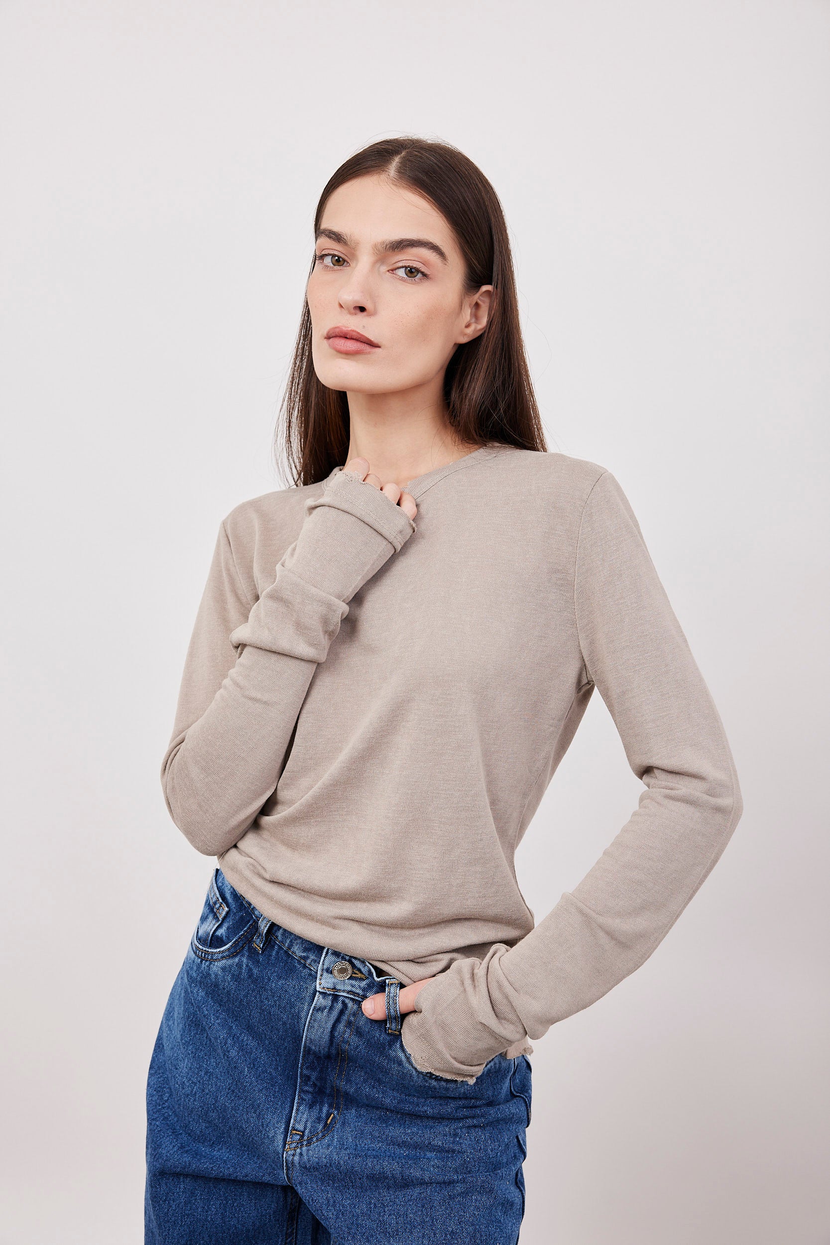 חולצה ארוכה בסיומת פרומה עם שרוול כפפה