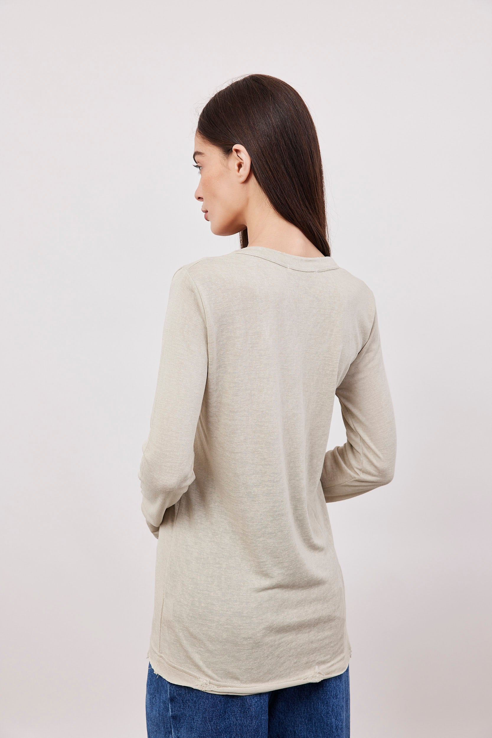 חולצת וי ארוכה בסיומת פרומה עם שרוול כפפה