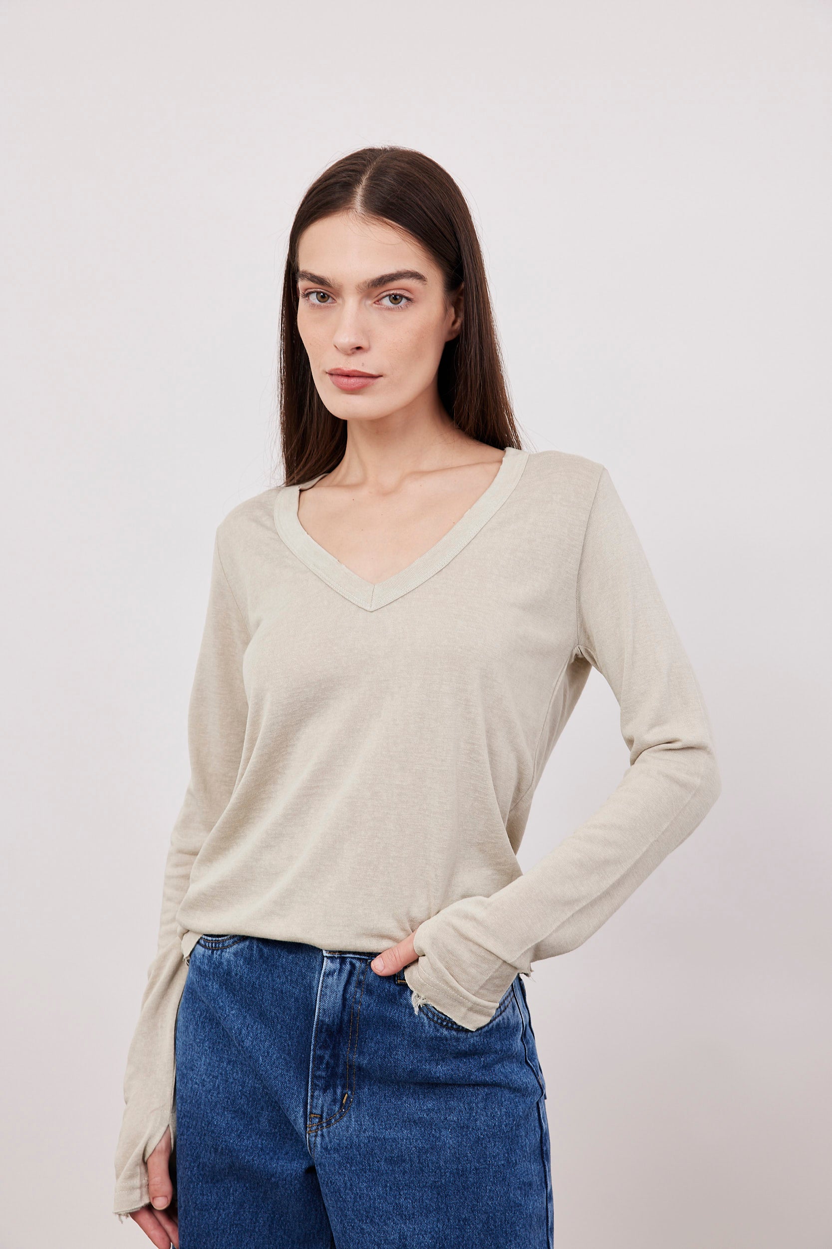 חולצת וי ארוכה בסיומת פרומה עם שרוול כפפה