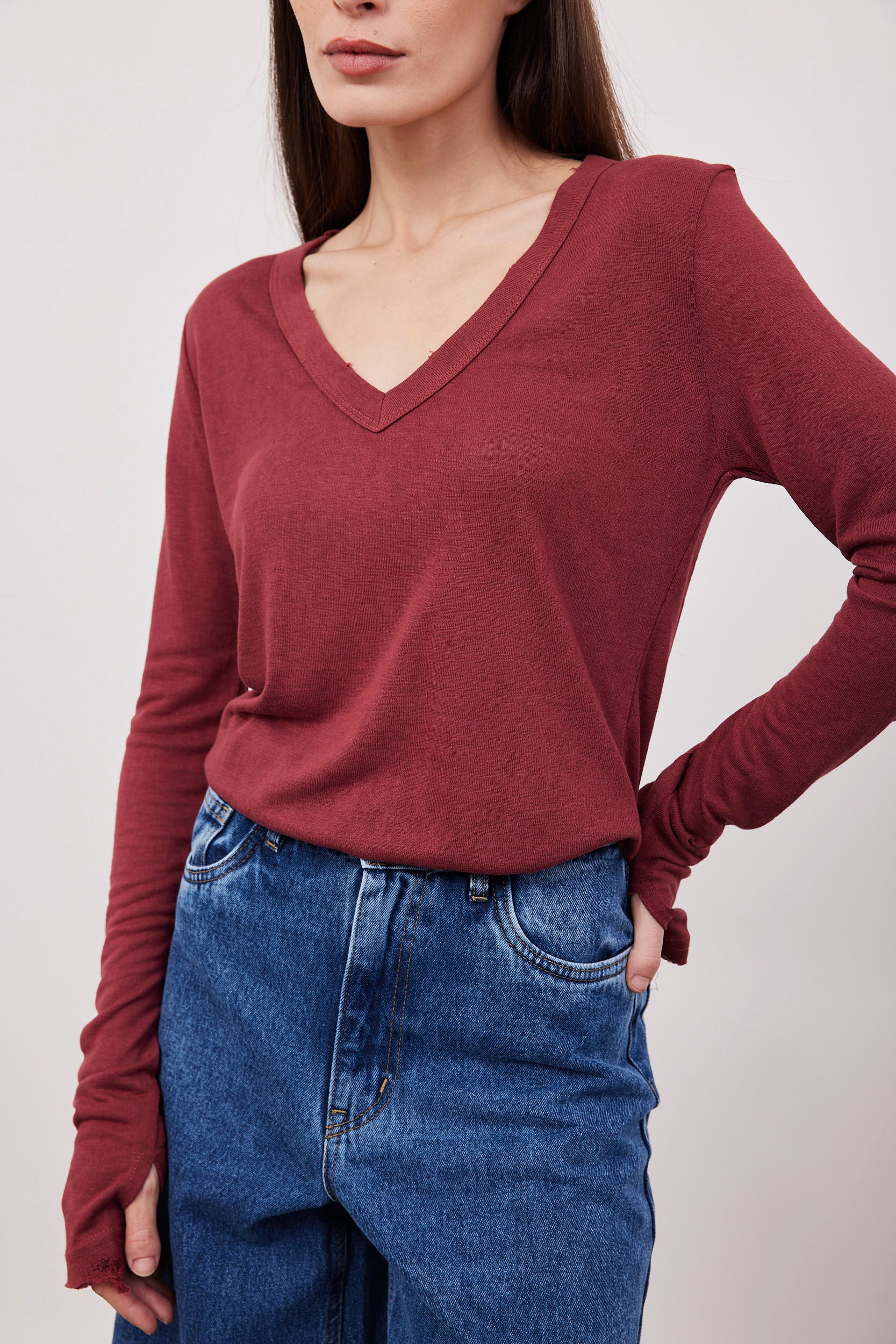 חולצת וי ארוכה בסיומת פרומה עם שרוול כפפה