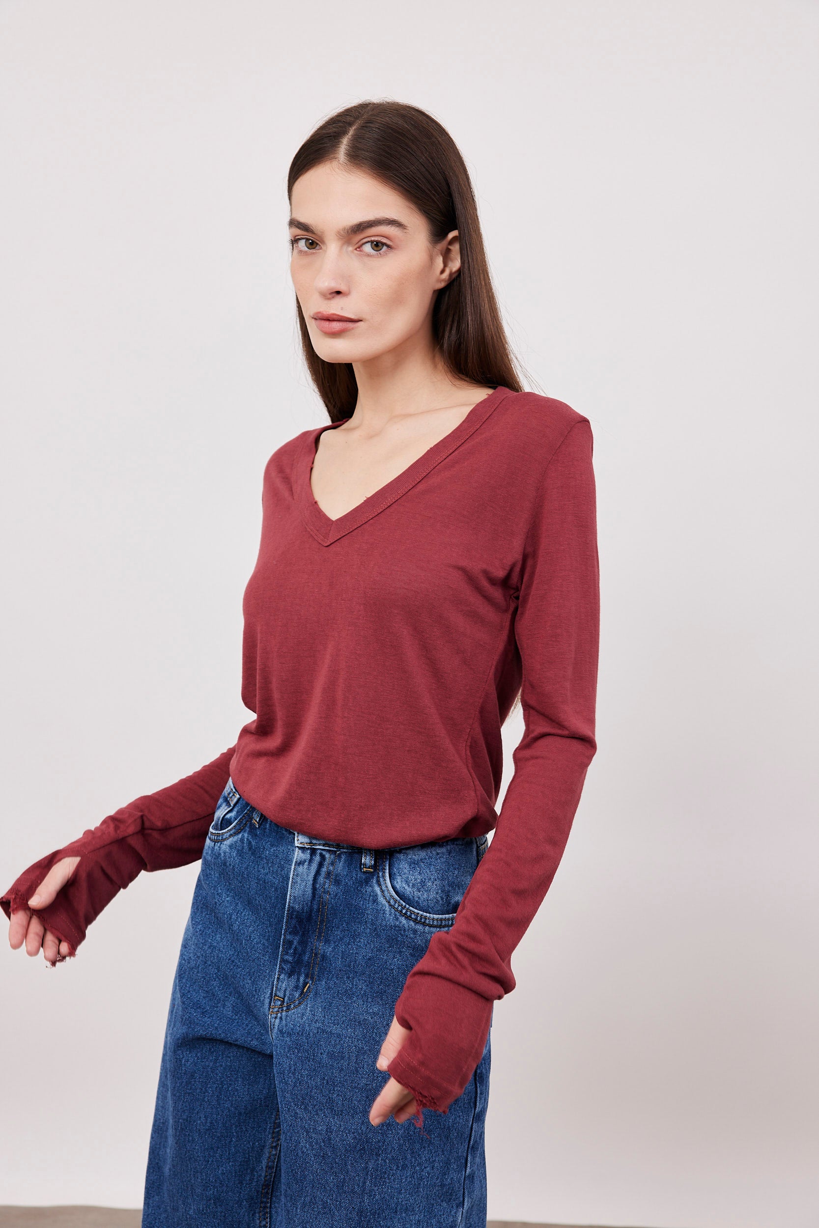 חולצת וי ארוכה בסיומת פרומה עם שרוול כפפה