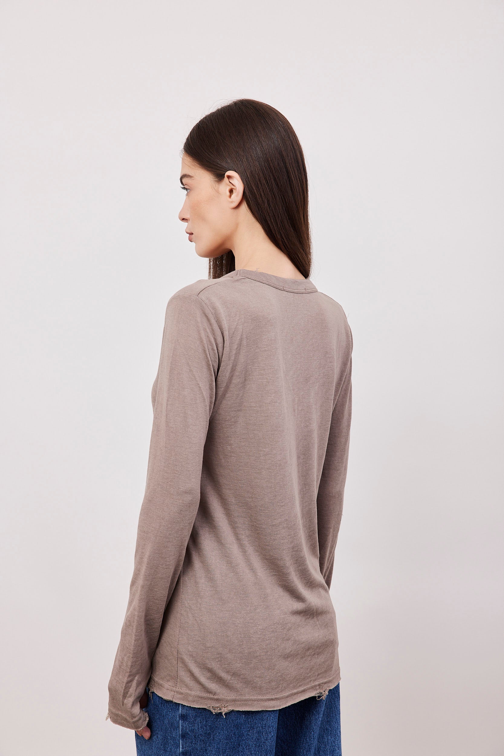 חולצת וי ארוכה בסיומת פרומה עם שרוול כפפה