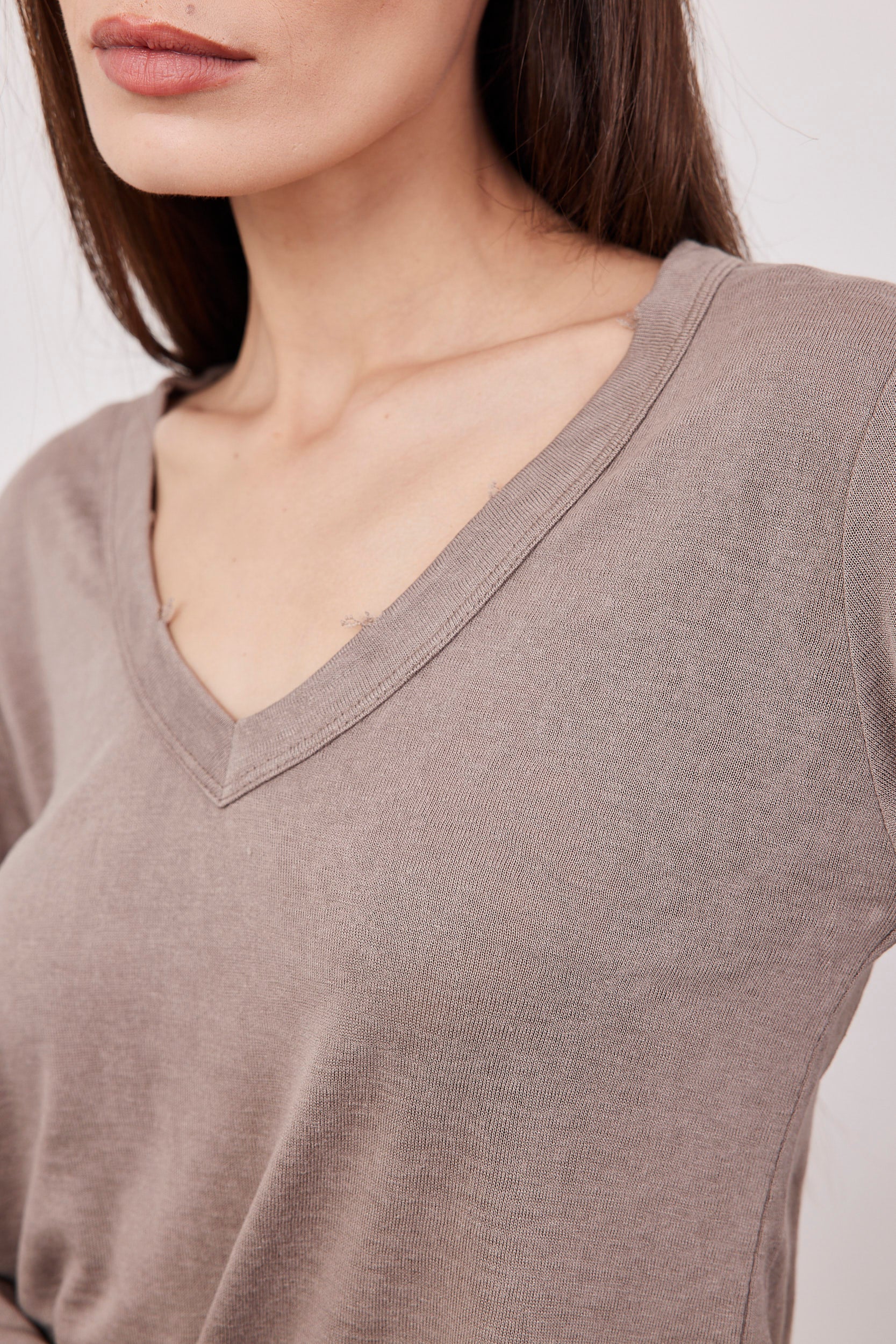 חולצת וי ארוכה בסיומת פרומה עם שרוול כפפה