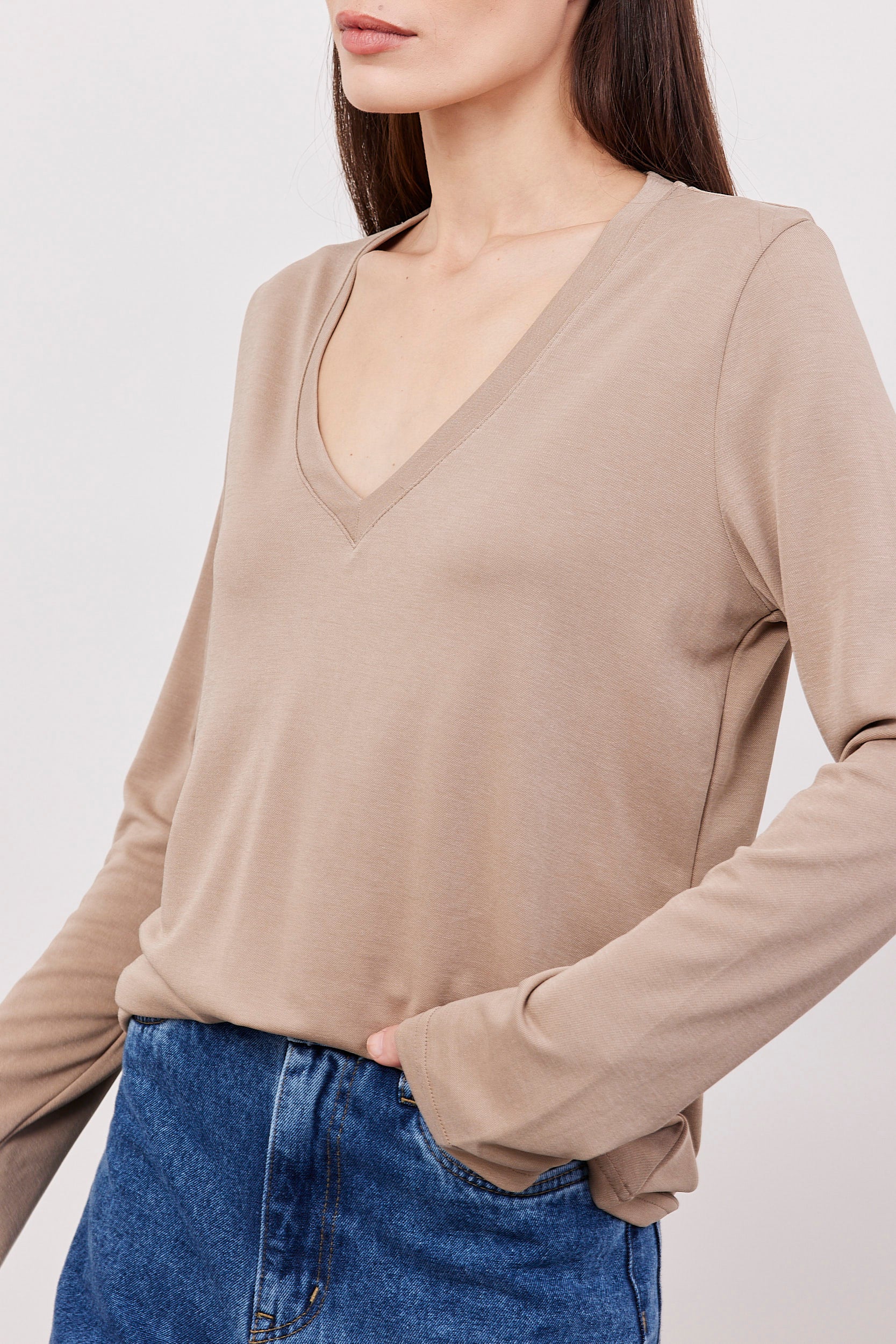 חולצת וי בד מודל