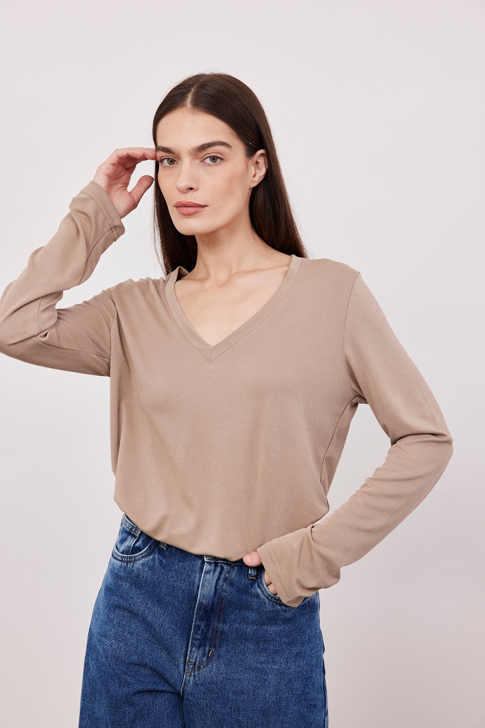 חולצת וי בד מודל