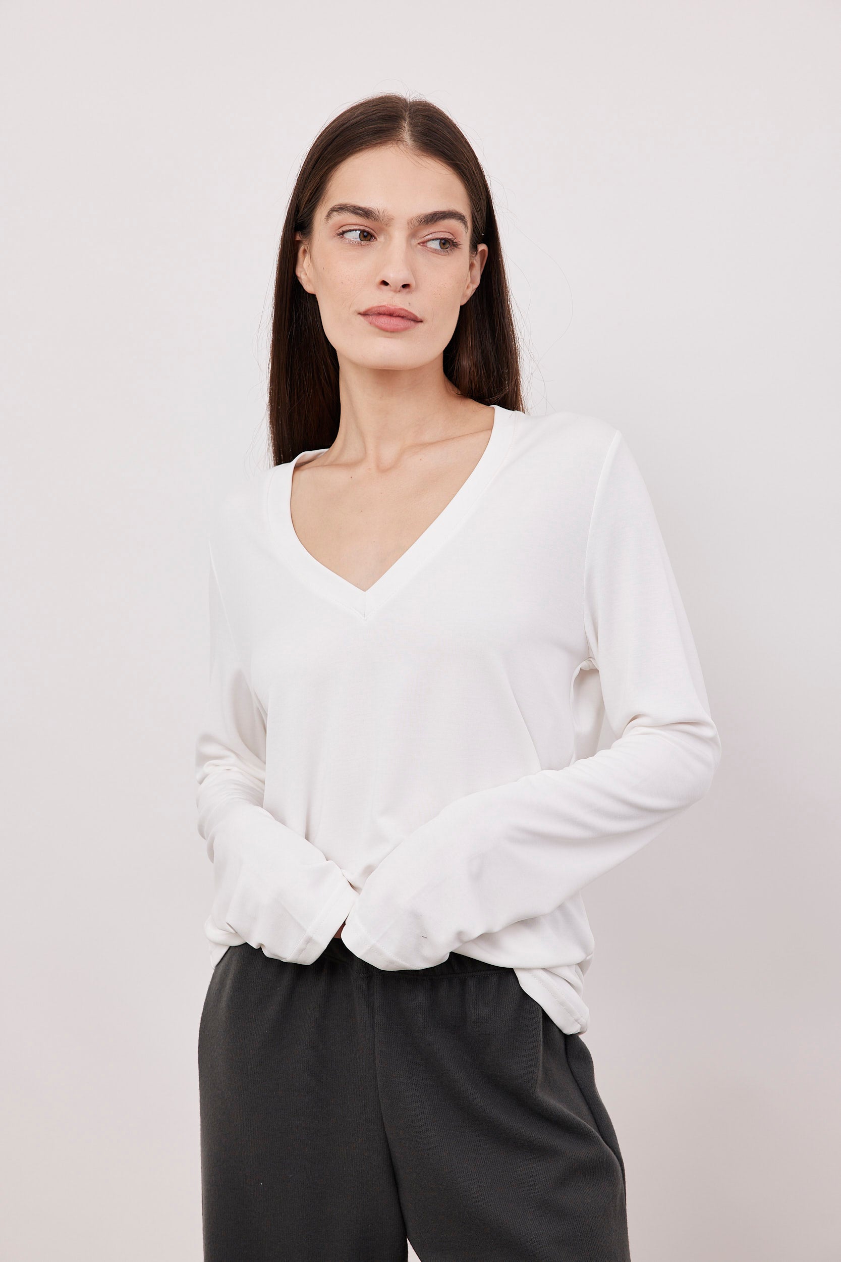 חולצת וי בד מודל