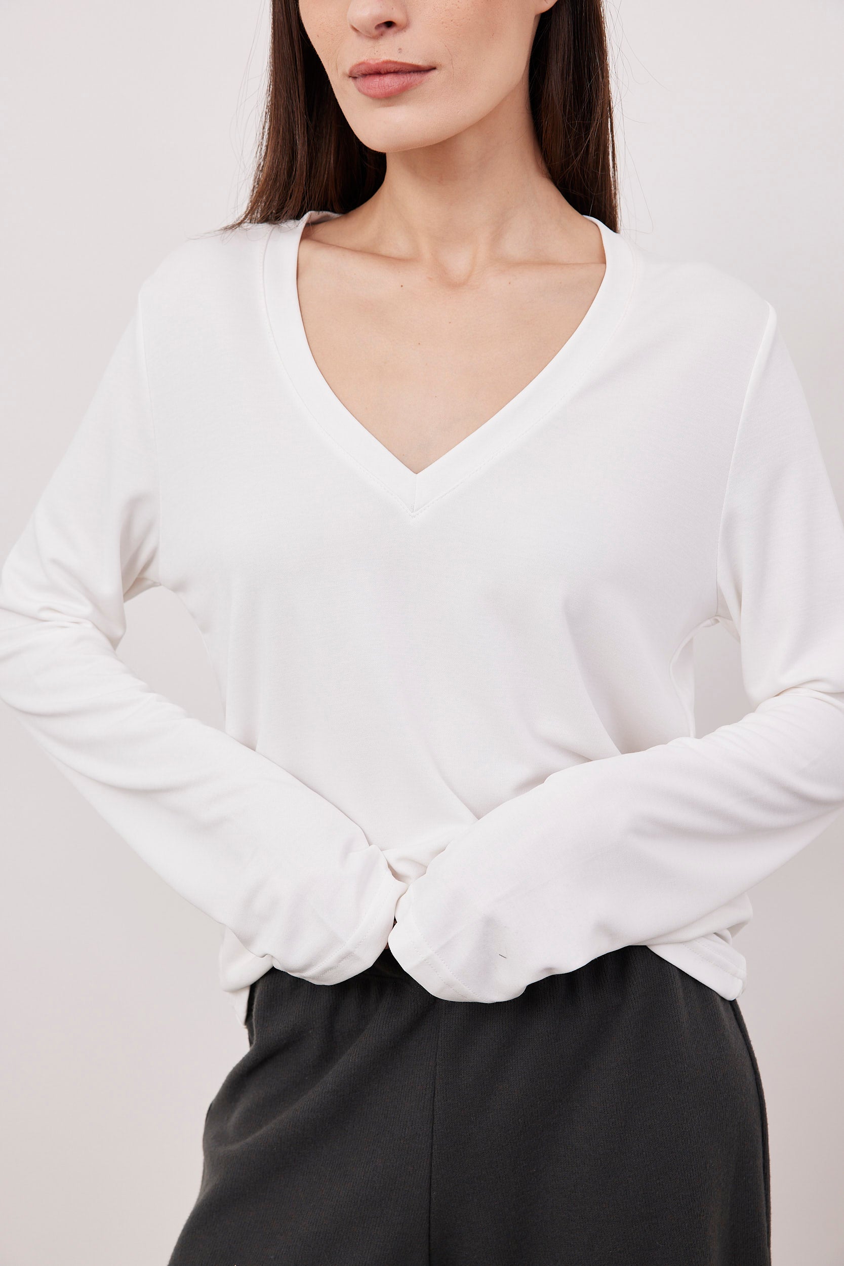 חולצת וי בד מודל