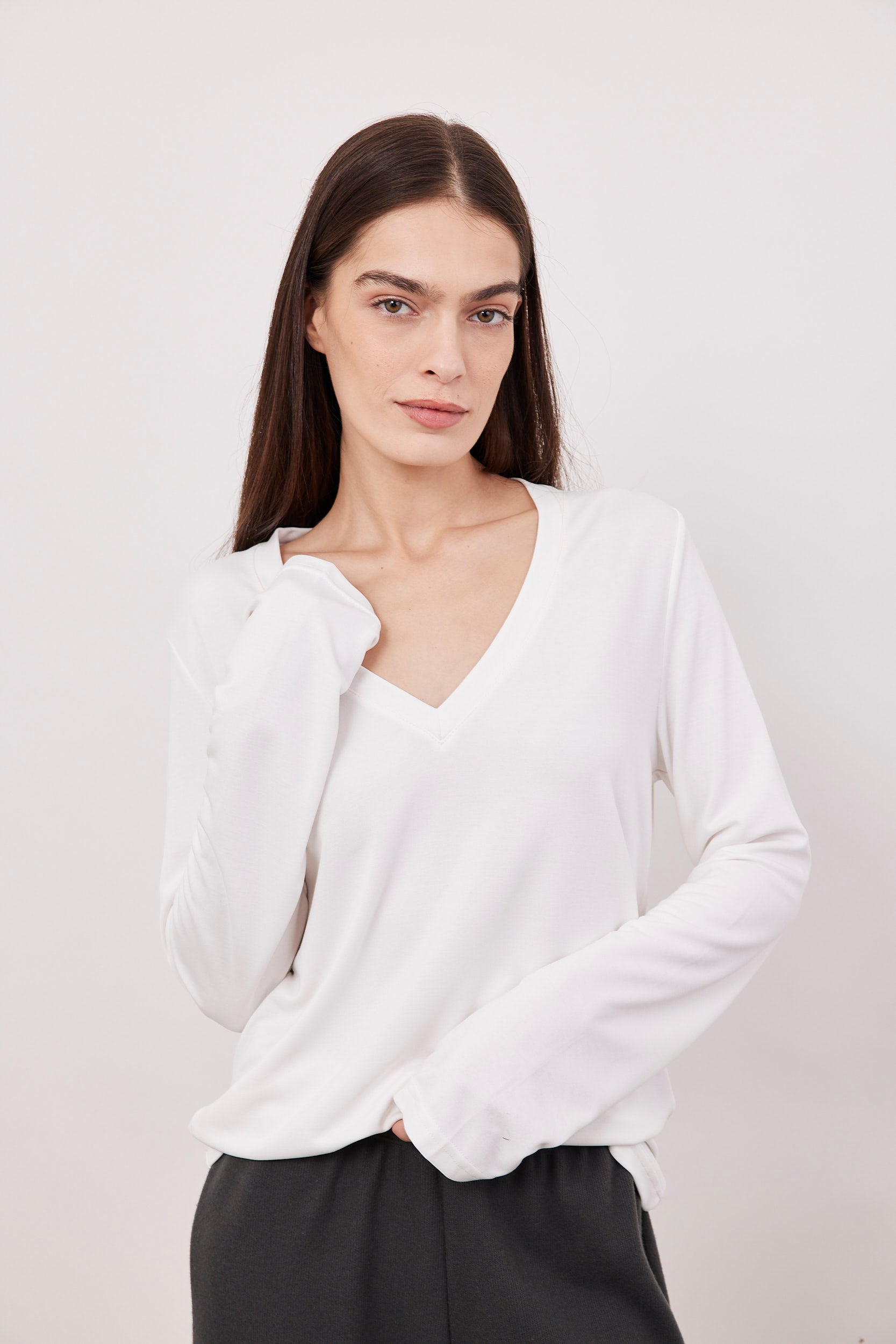 חולצת וי בד מודל