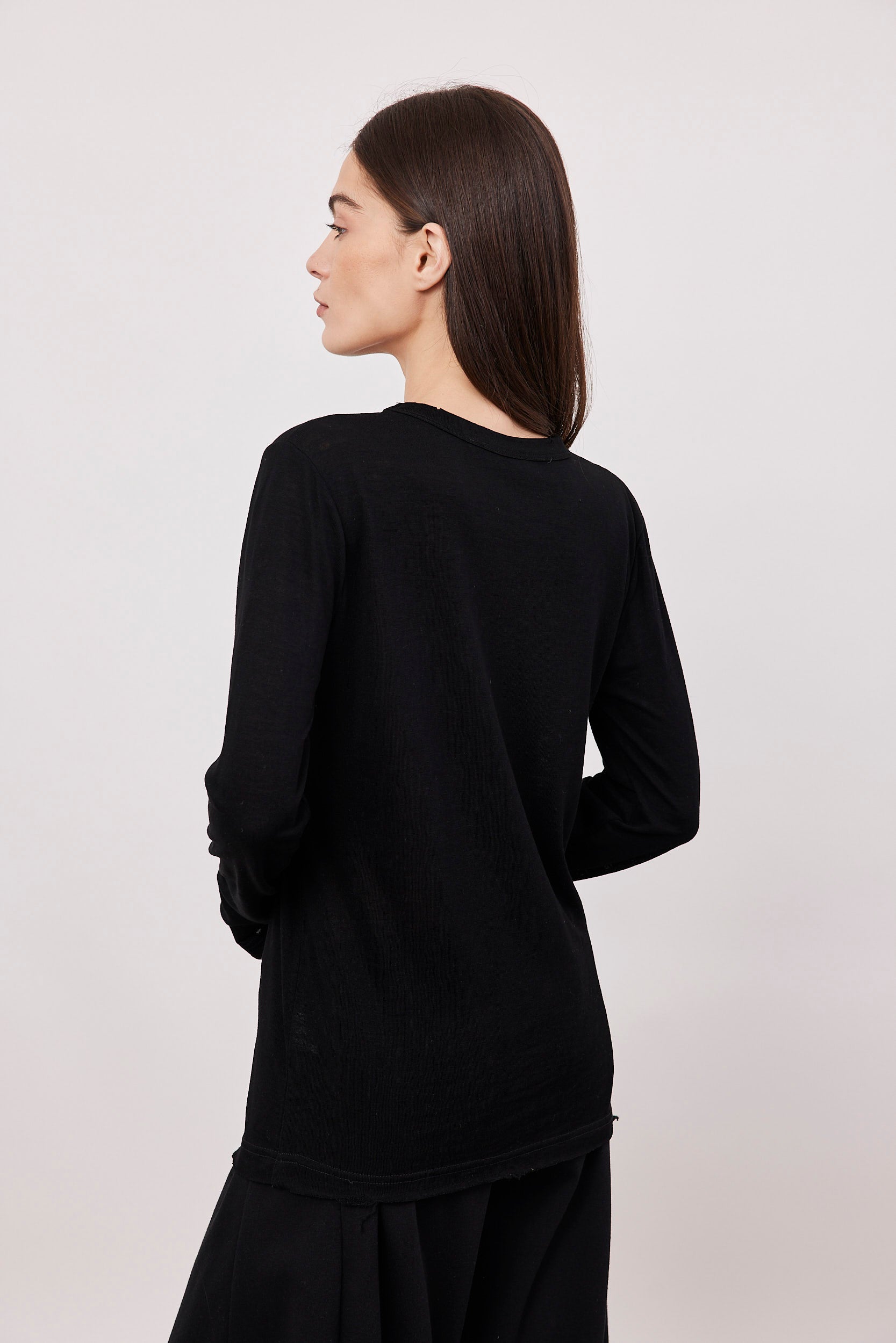 חולצה ארוכה בסיומת פרומה עם שרוול כפפה