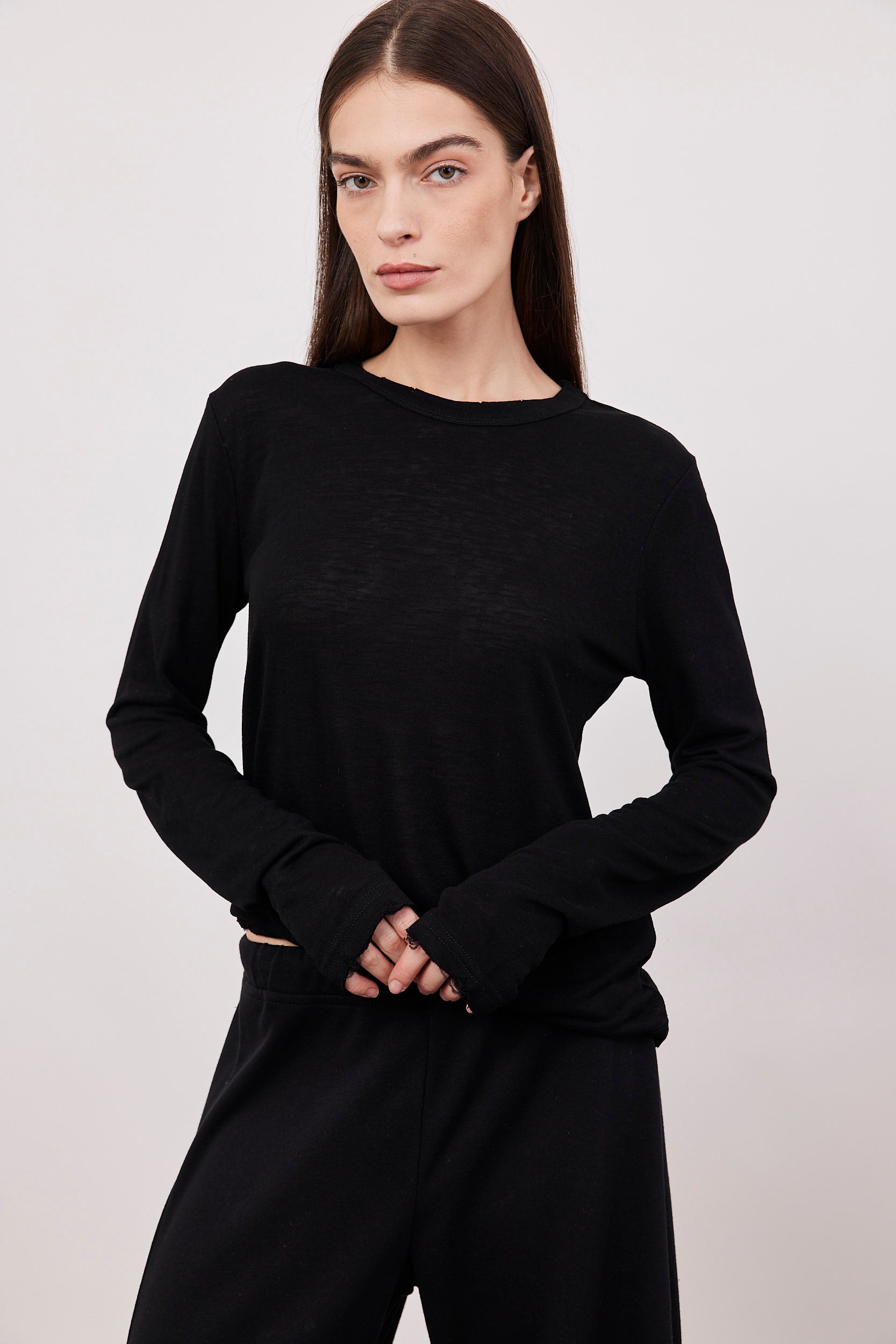 חולצה ארוכה בסיומת פרומה עם שרוול כפפה