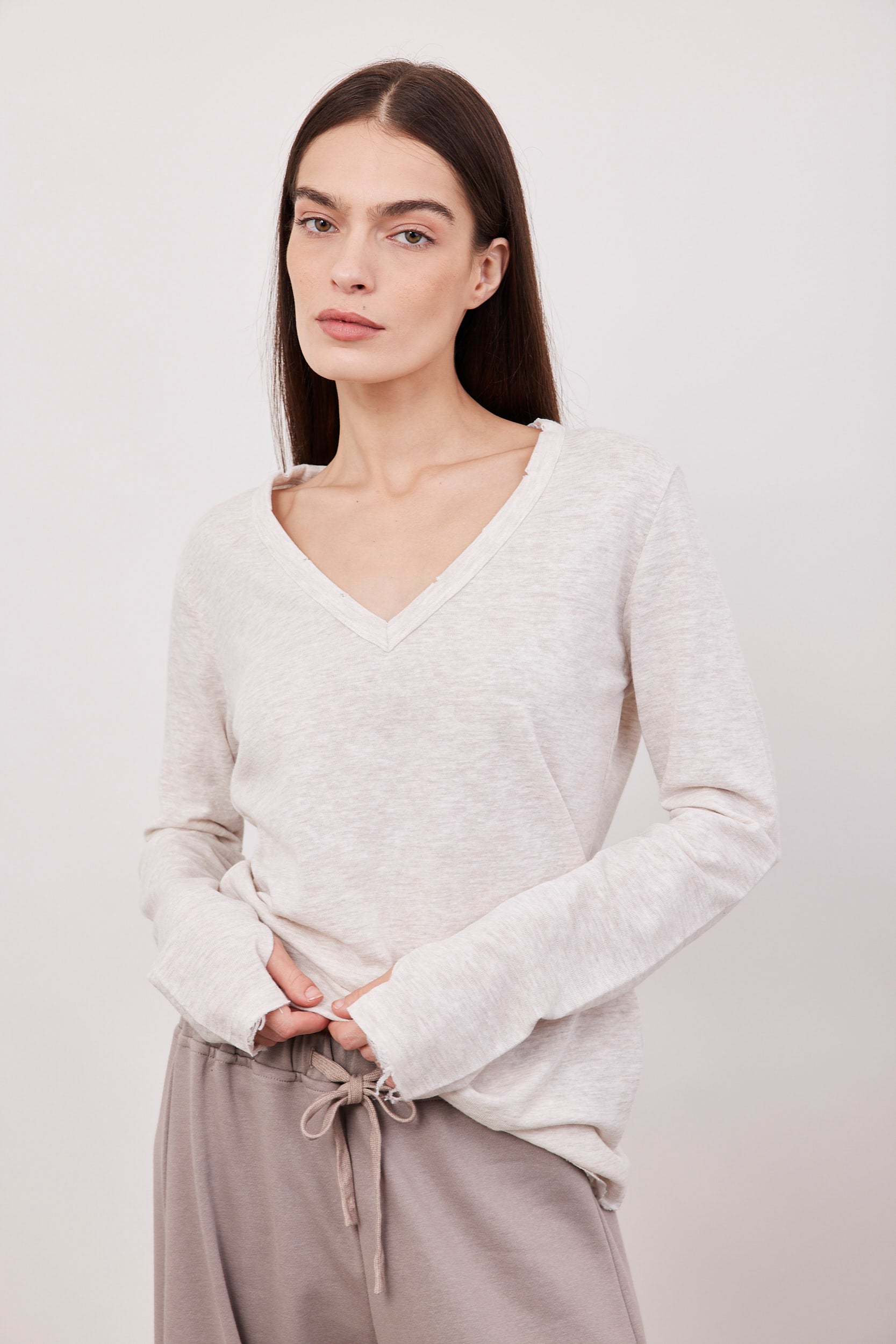 חולצת וי ארוכה בסיומת פרומה עם שרוול כפפה