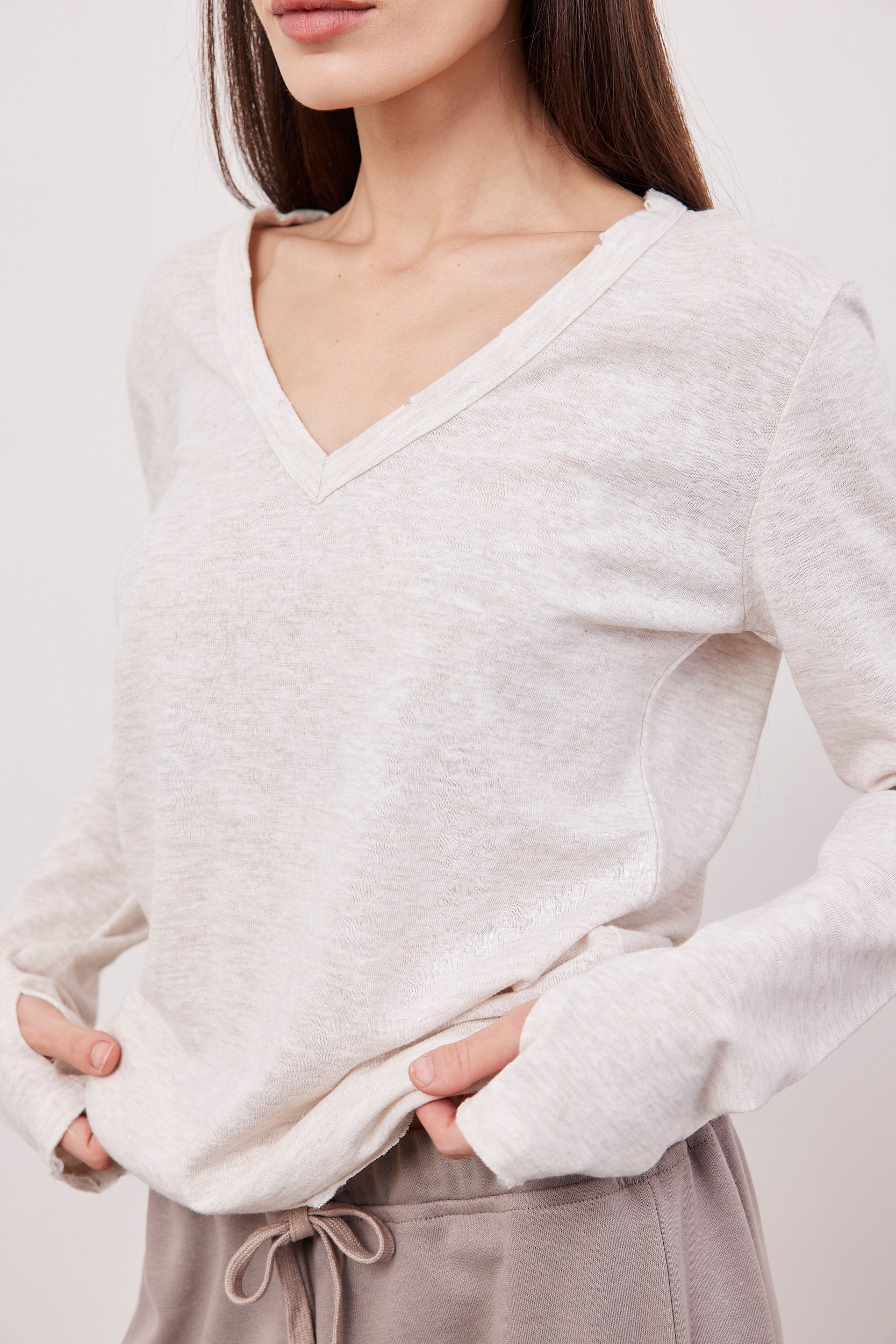 חולצת וי ארוכה בסיומת פרומה עם שרוול כפפה