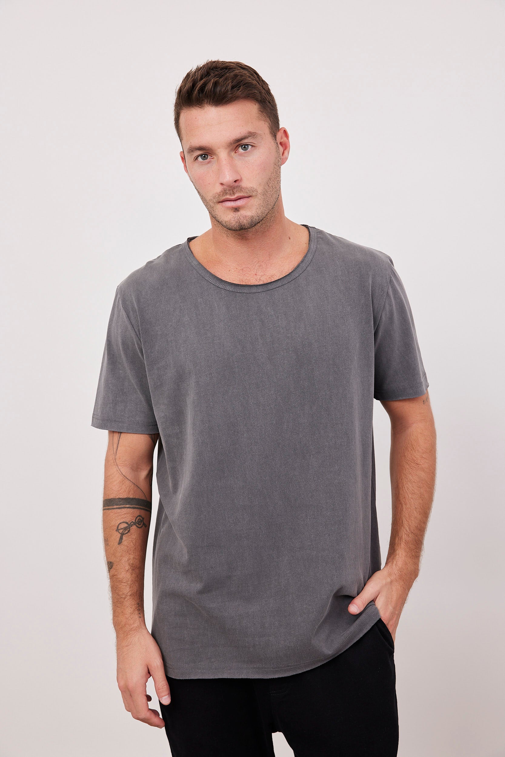 חולצת ווש בסיומת גזורה