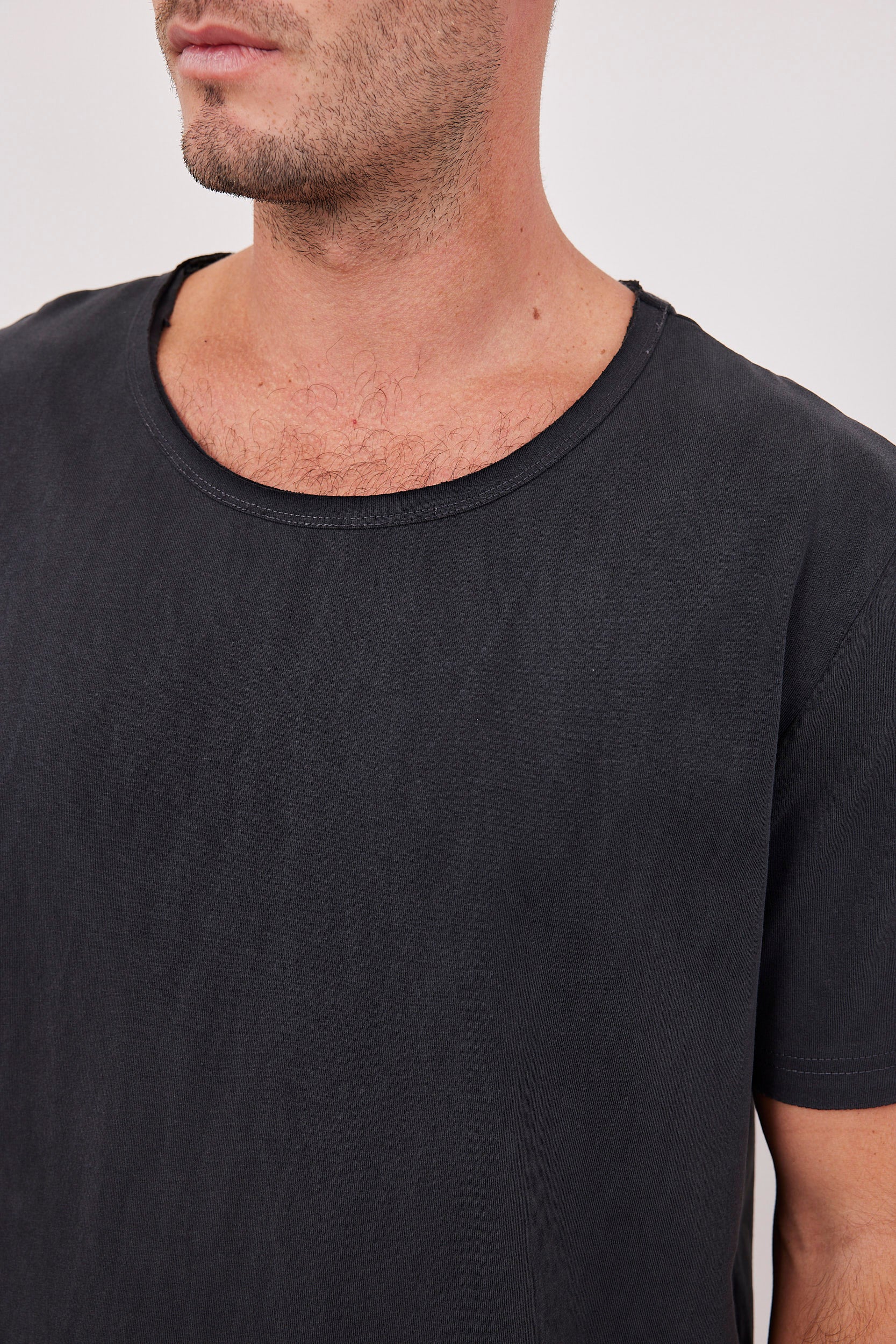 חולצת ווש בסיומת גזורה