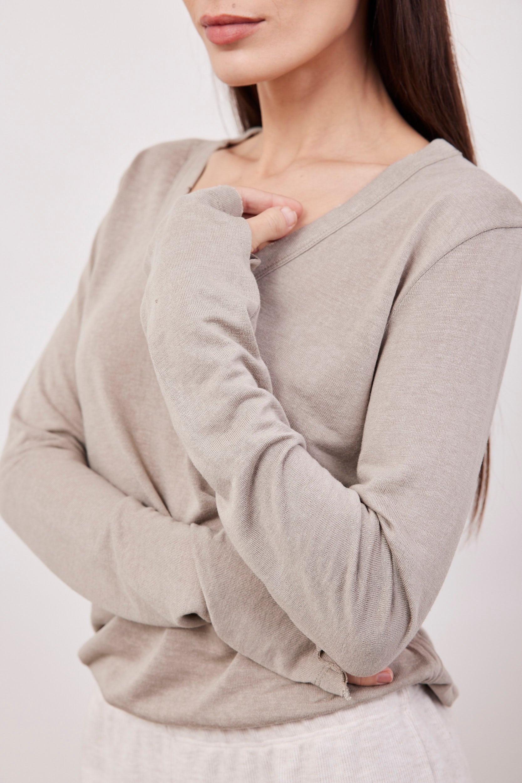 חולצת וי ארוכה בסיומת פרומה עם שרוול כפפה