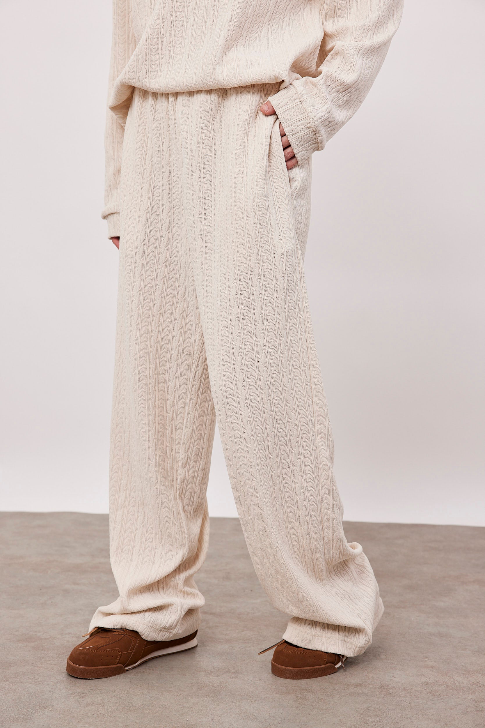 מכנסי סריג אוברסייז בטקסטורה