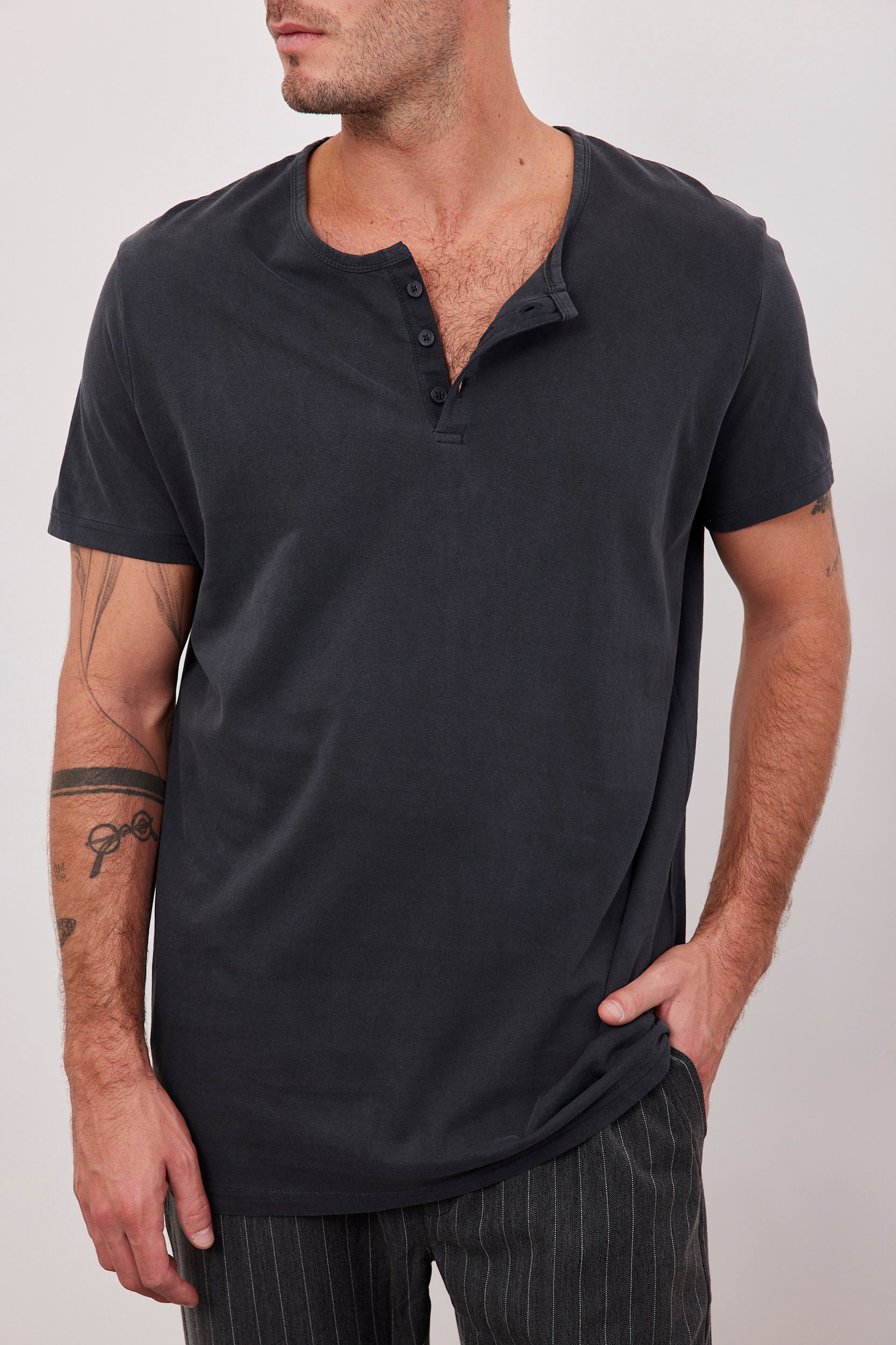 טי-שרט ווש בשילוב כפתורים