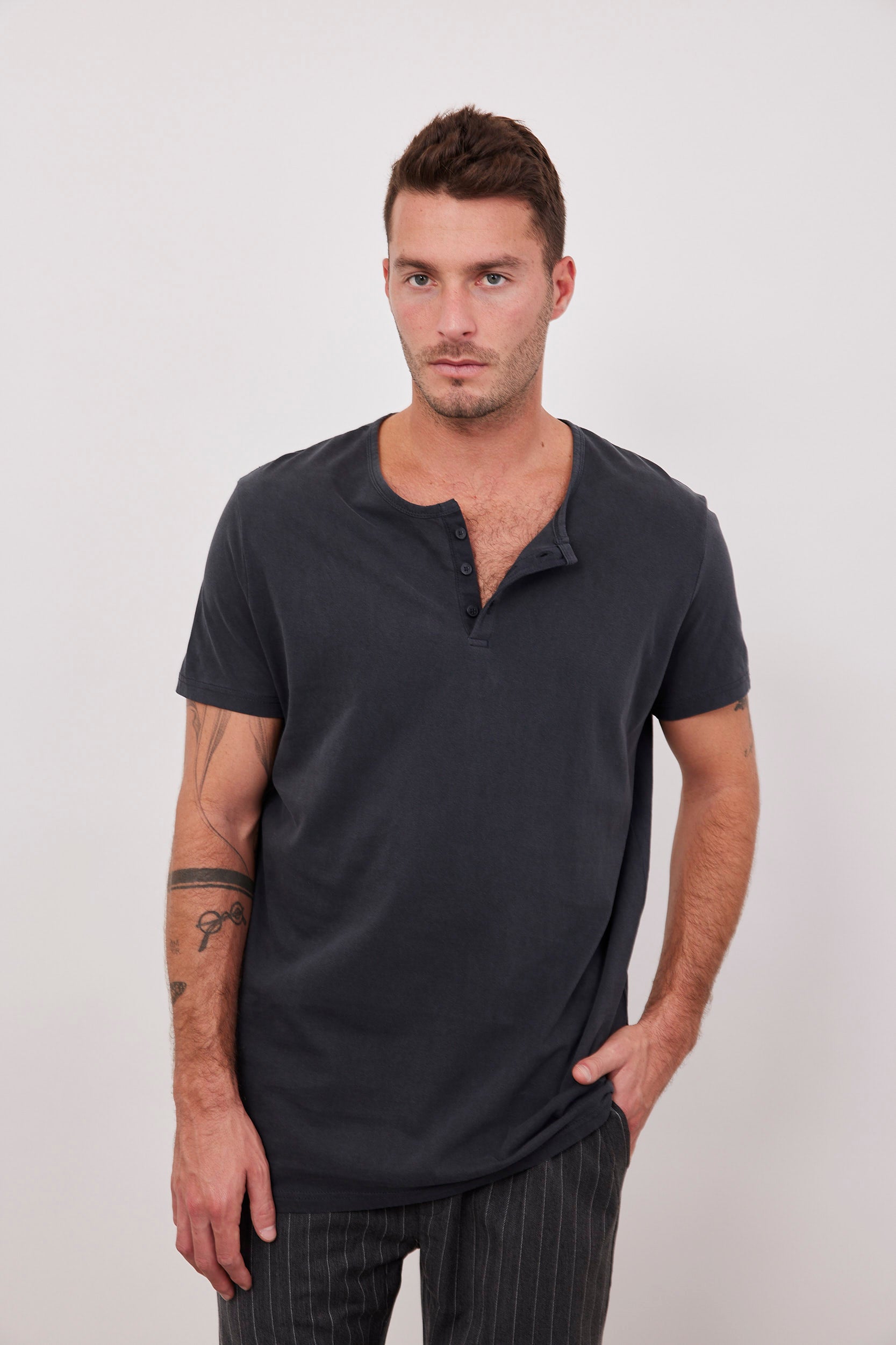 טי-שרט ווש בשילוב כפתורים