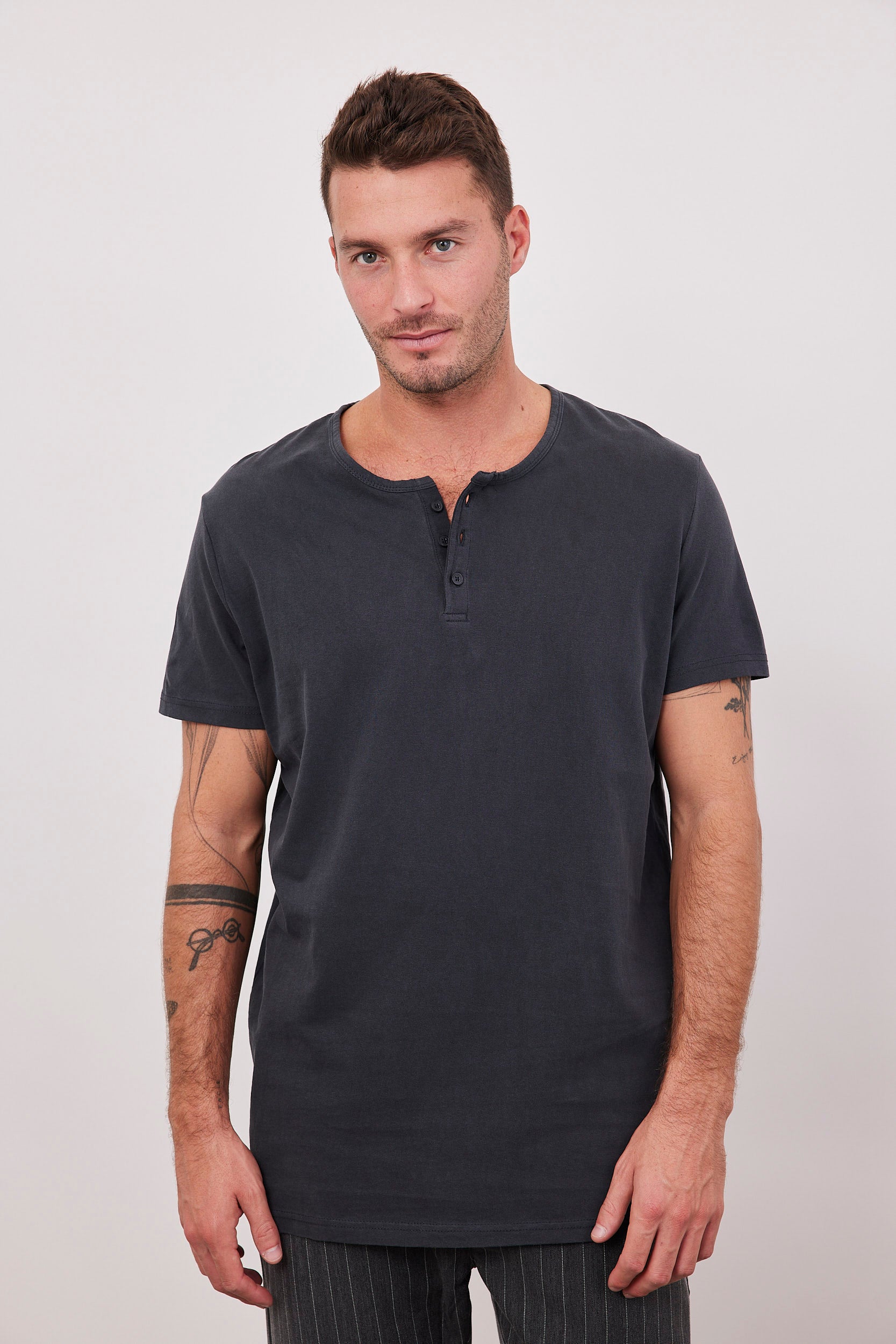 טי-שרט ווש בשילוב כפתורים