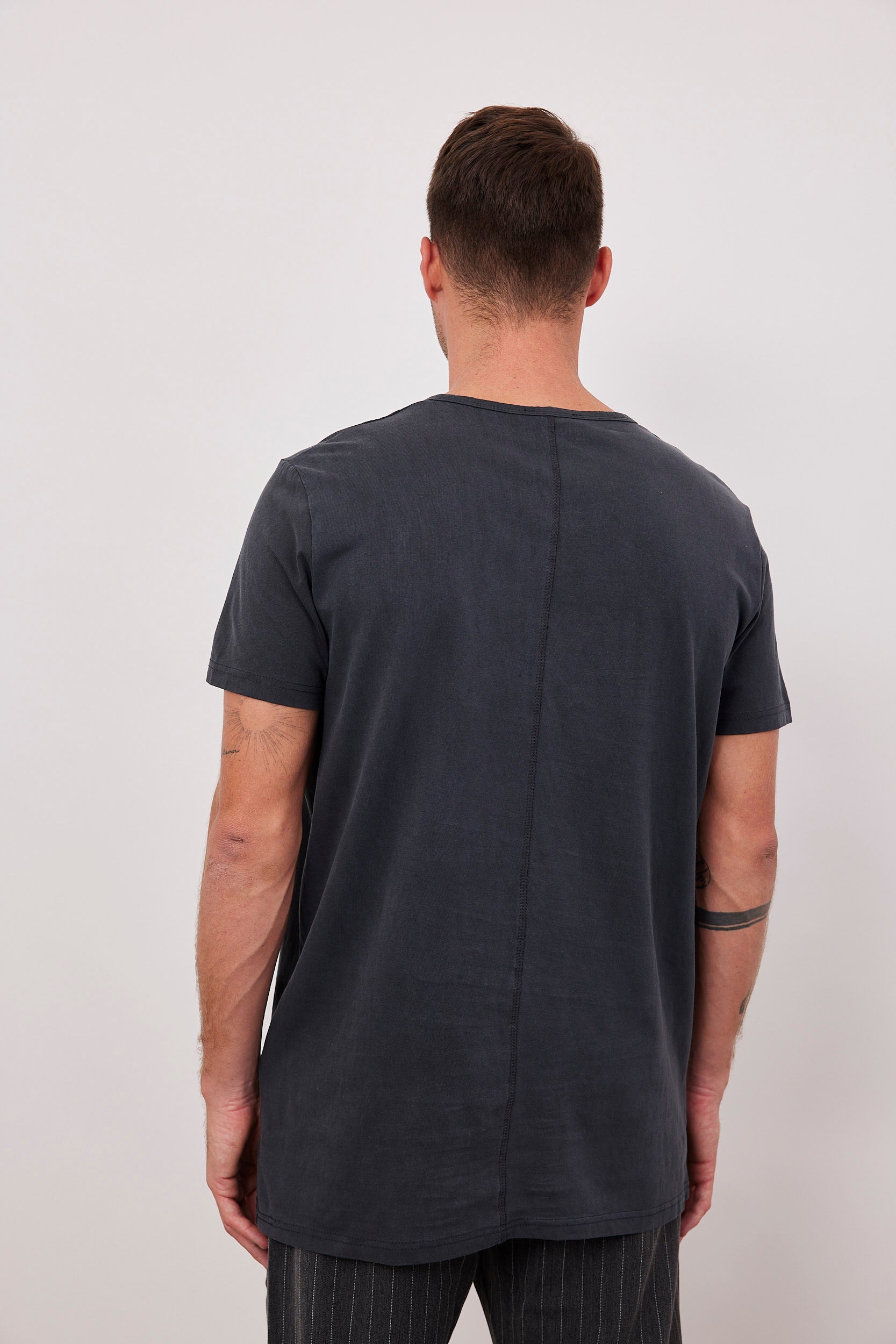 טי-שרט ווש בשילוב כפתורים