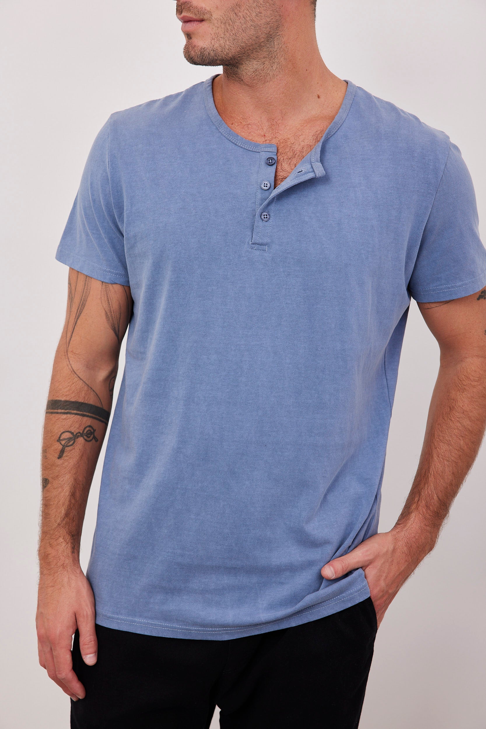 טי-שרט ווש בשילוב כפתורים