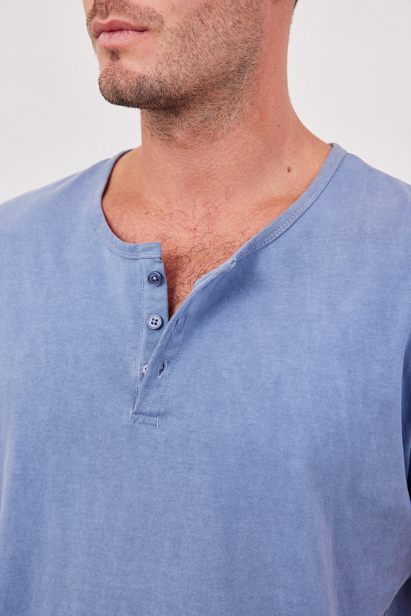 טי-שרט ווש בשילוב כפתורים