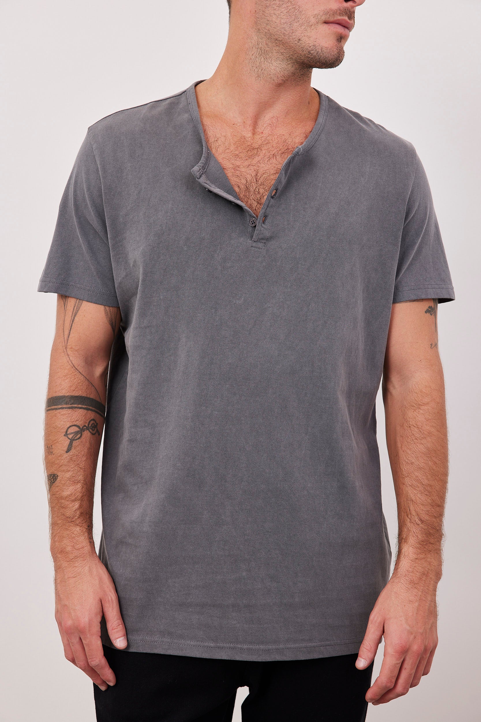 טי-שרט ווש בשילוב כפתורים