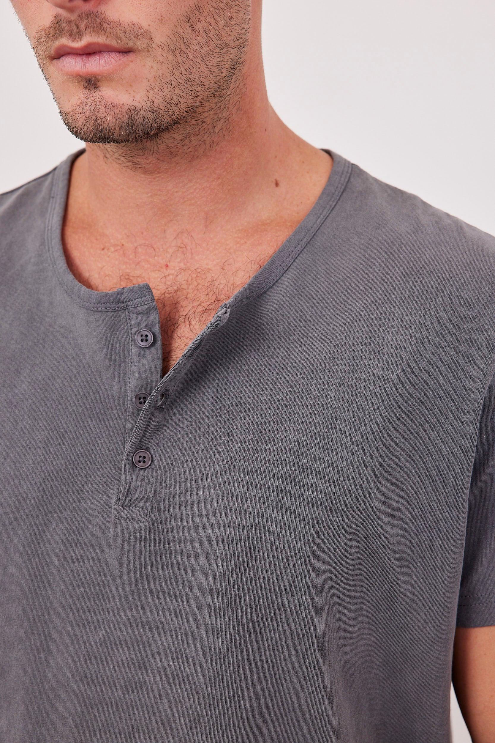 טי-שרט ווש בשילוב כפתורים