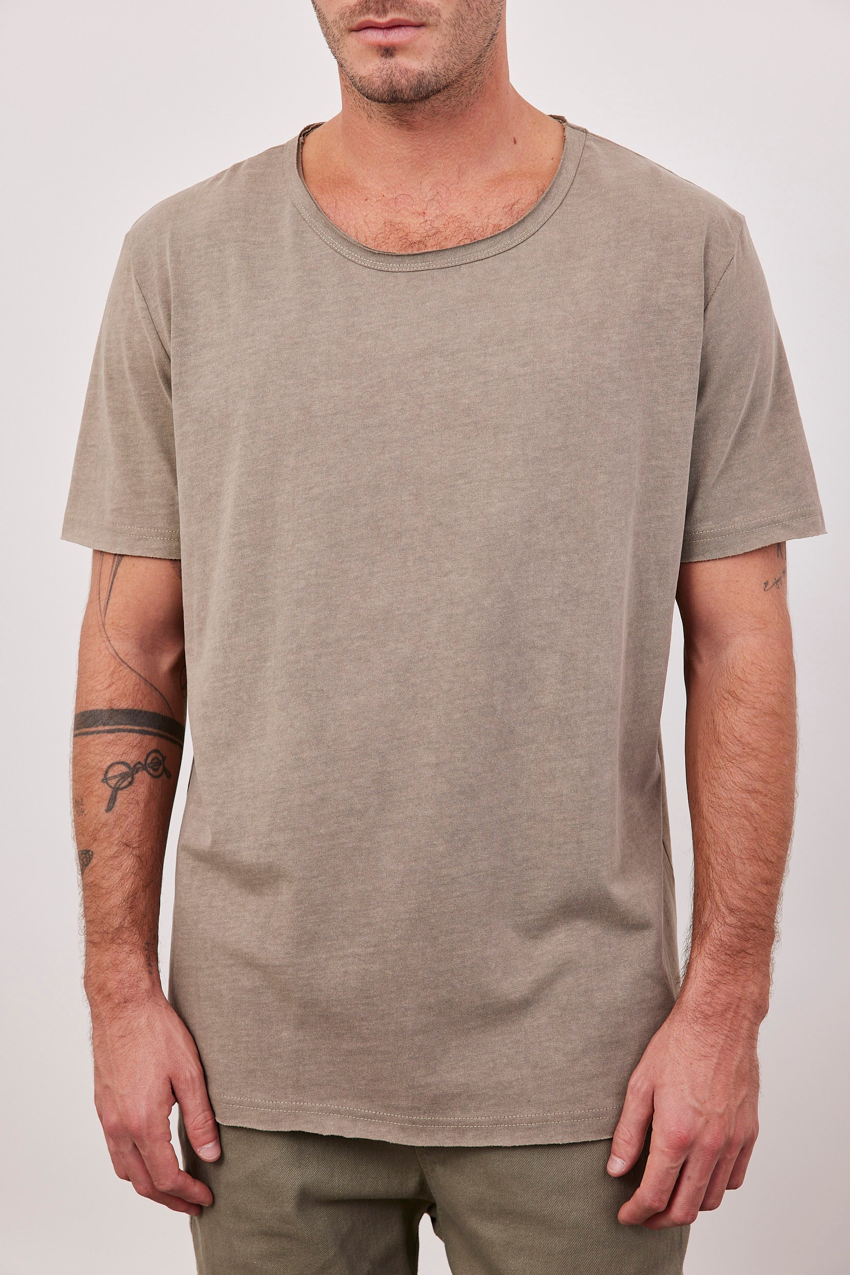 חולצת ווש בסיומת גזורה