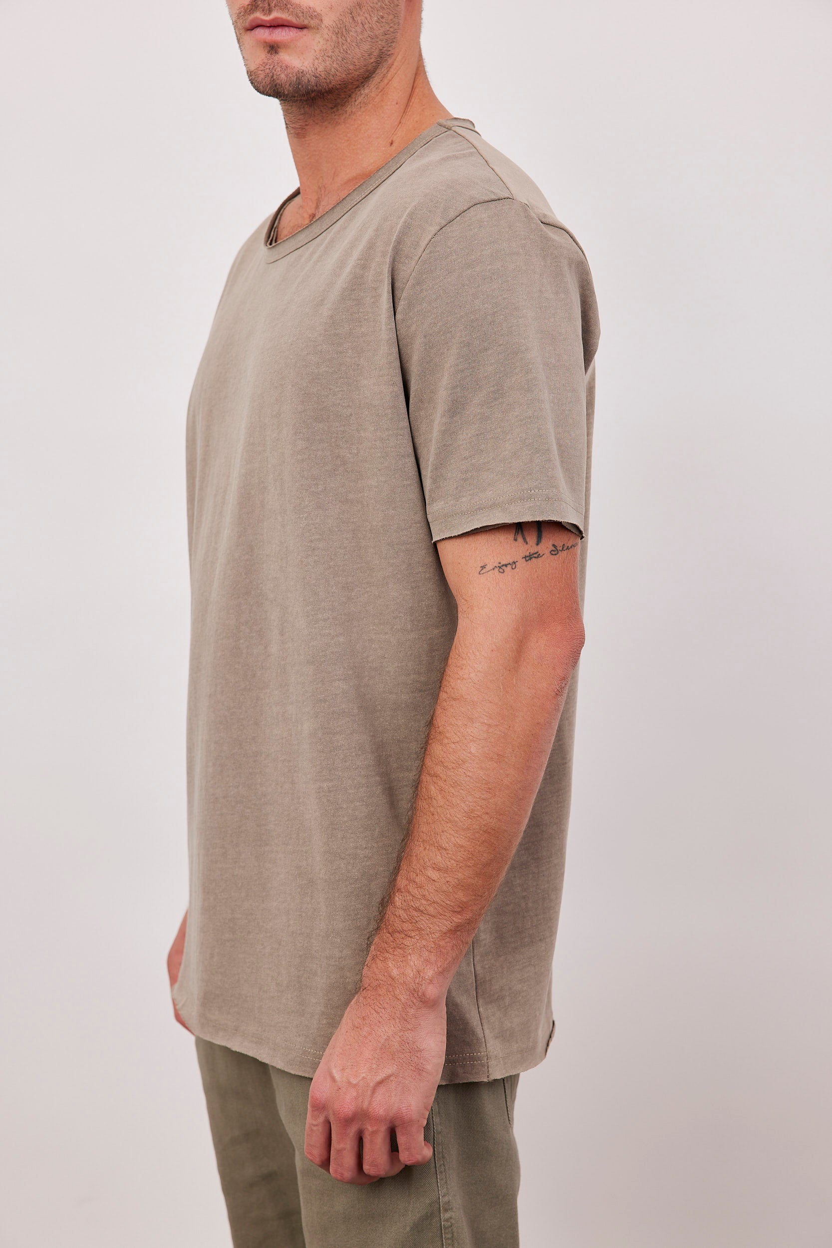 חולצת ווש בסיומת גזורה